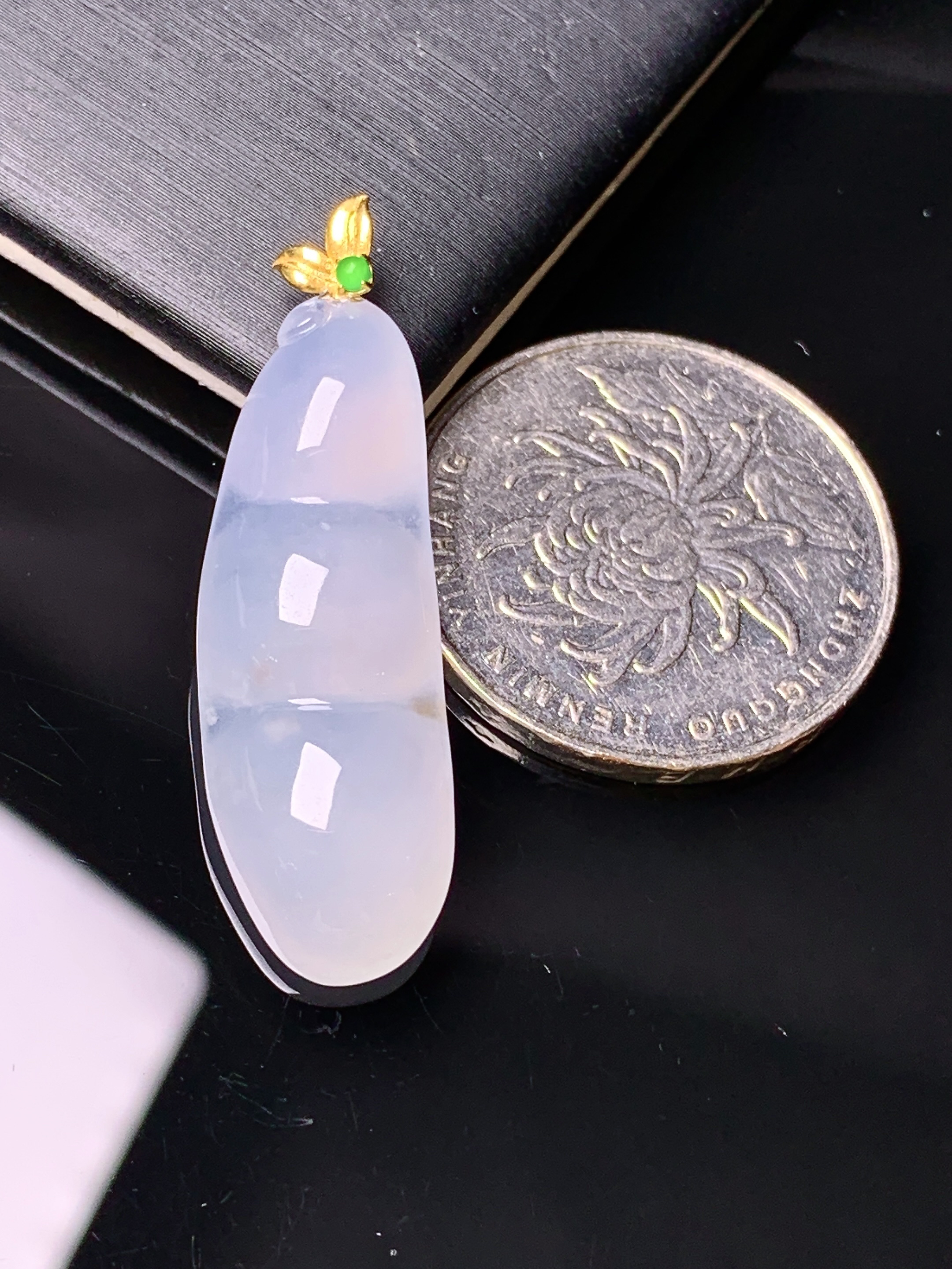 18k金镶嵌冰种四季豆吊坠 玉质细腻 色泽艳丽清新 水润亮眼 整体尺寸36.6*11*6.5c1