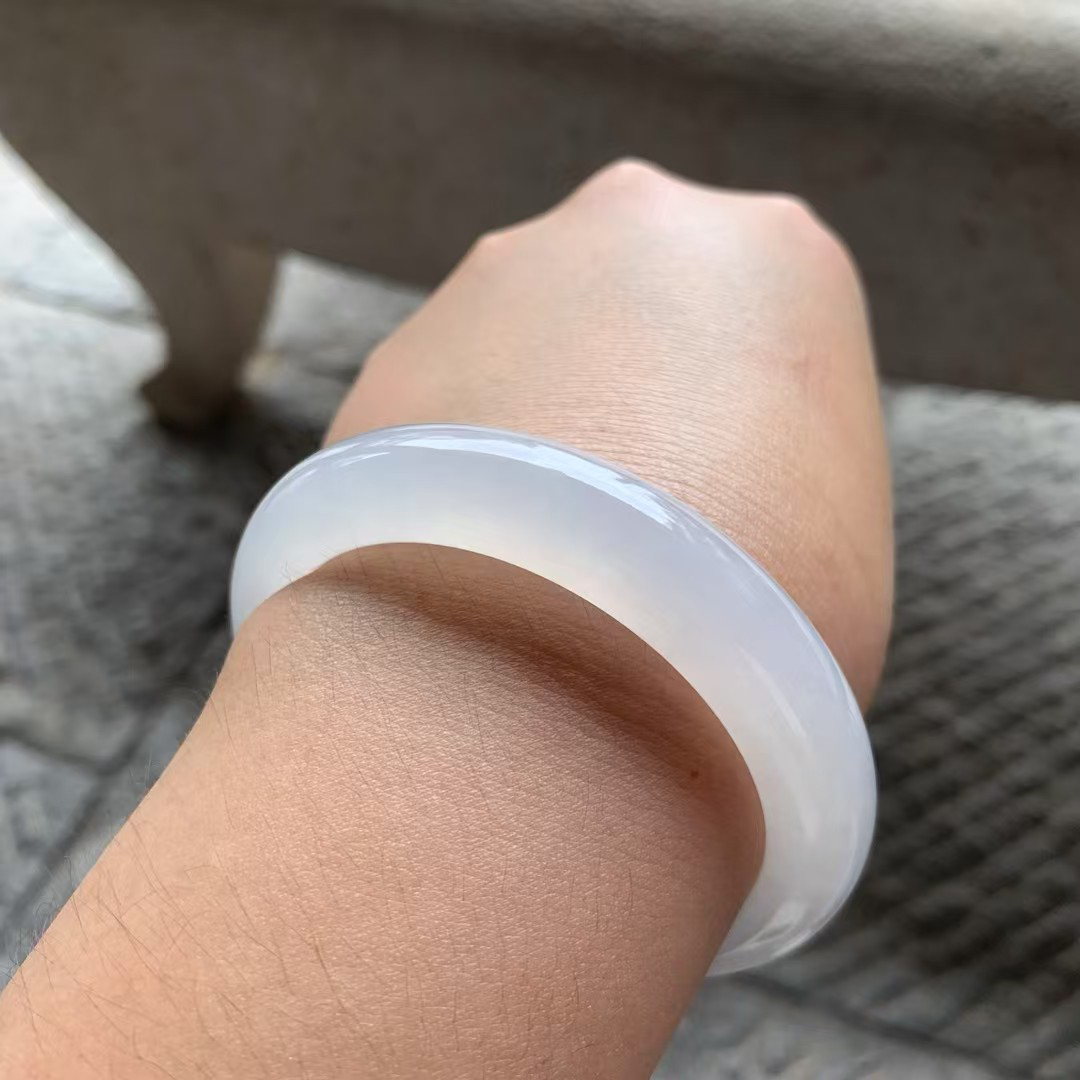白冰正圈手镯尺寸56*12*9 种质细腻，冰凝透亮，胶胶润润，清爽明快！