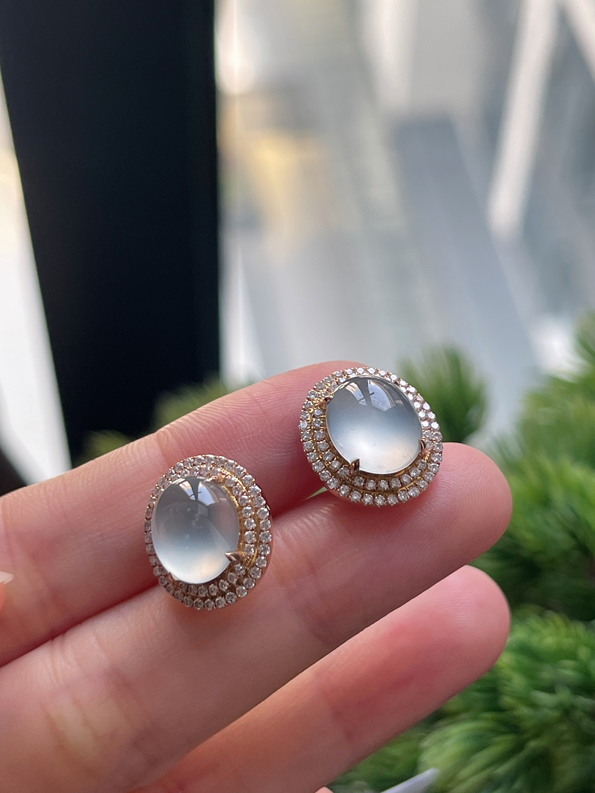 翡翠白冰耳钉，印记：G18K,伴钻石