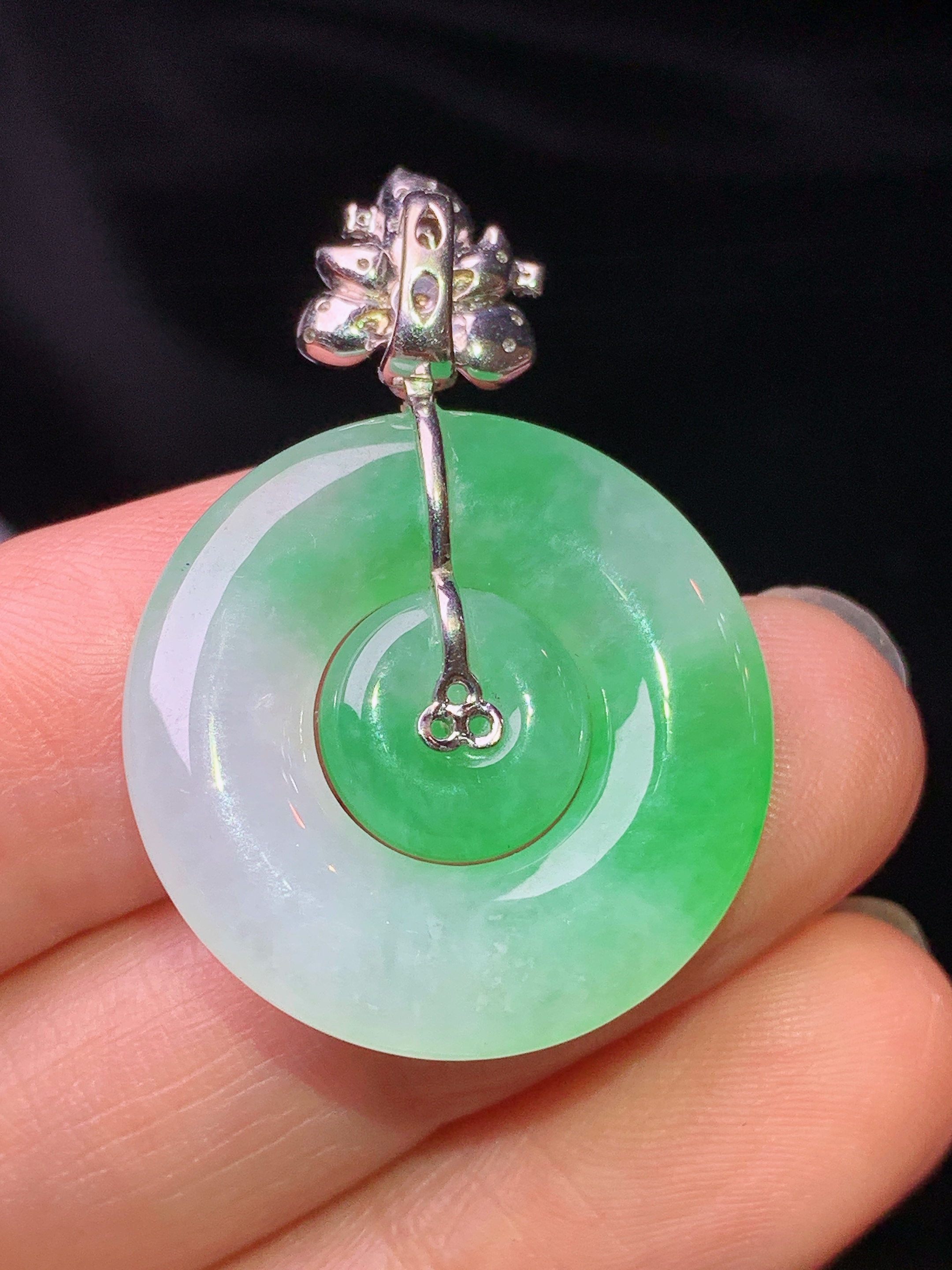 18k金钻镶嵌飘绿子母平安扣扣吊坠 玉质细腻 色泽艳丽清新 水润亮眼 整体尺寸33.8*23.5*4b1