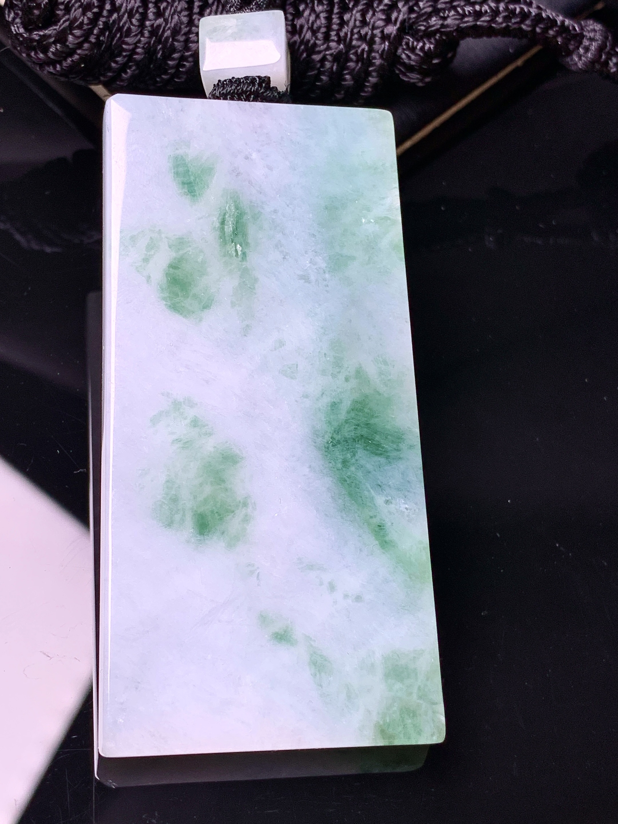 飘绿无事牌吊坠 玉质细腻 色泽艳丽清新 水润亮眼 整体尺寸61.5*30.2*5.5w1