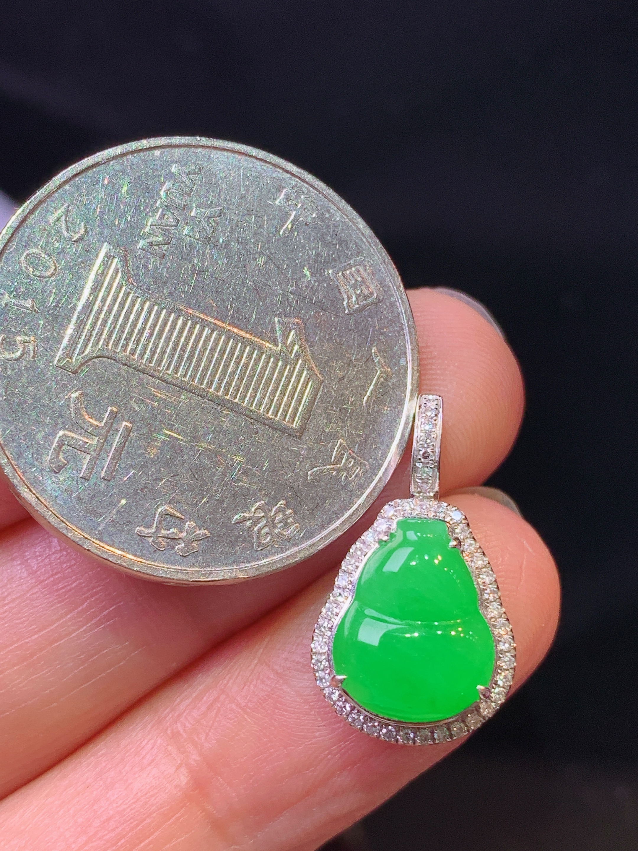 18k金钻镶嵌翠绿葫芦吊坠 玉质细腻 色泽艳丽清新 水润亮眼 整体尺寸19*11*6.5x4