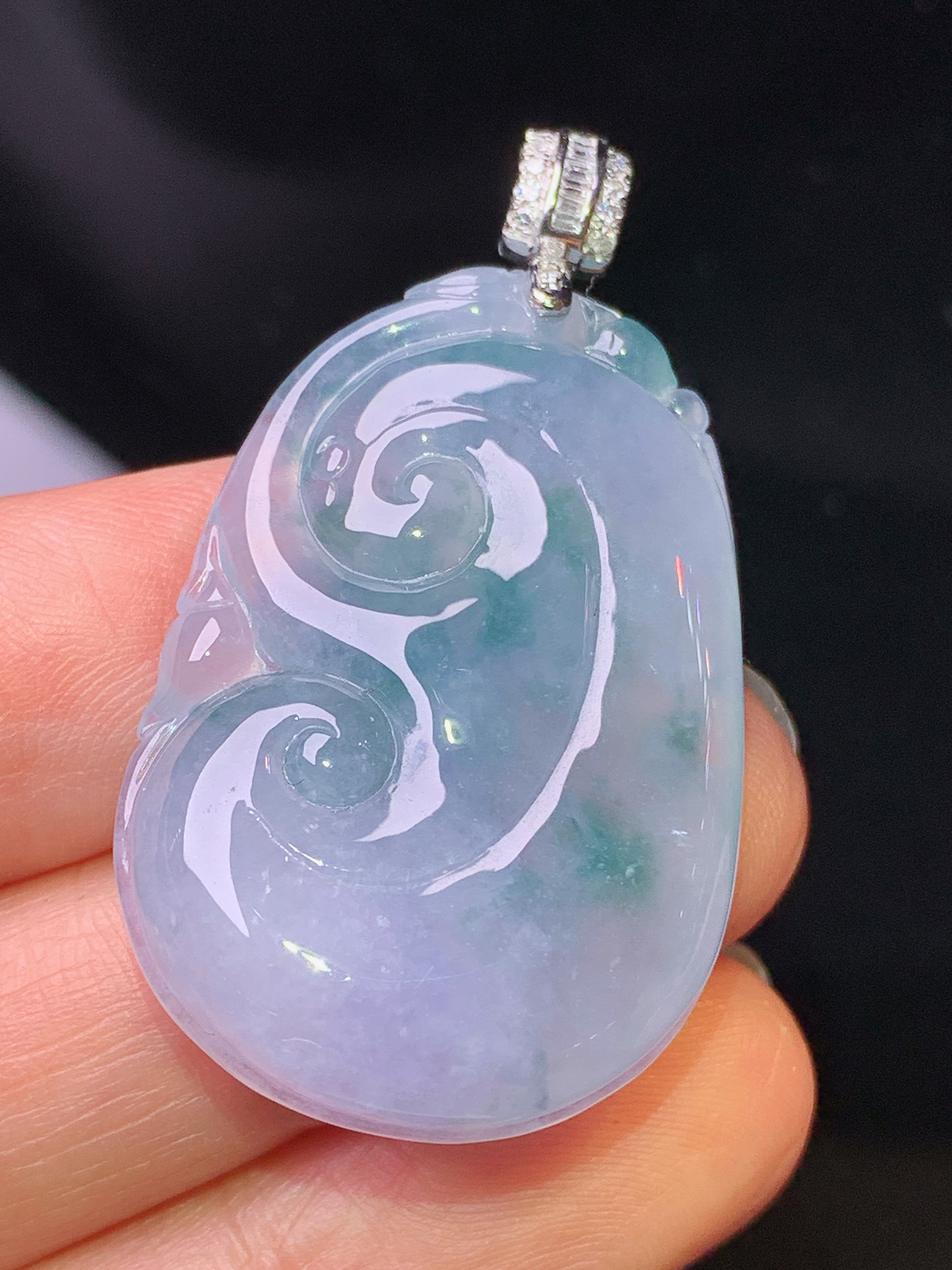 18k金钻镶嵌飘绿如意吊坠 玉质细腻 色泽艳丽清新 水润亮眼 整体尺寸41*23.3*6b1