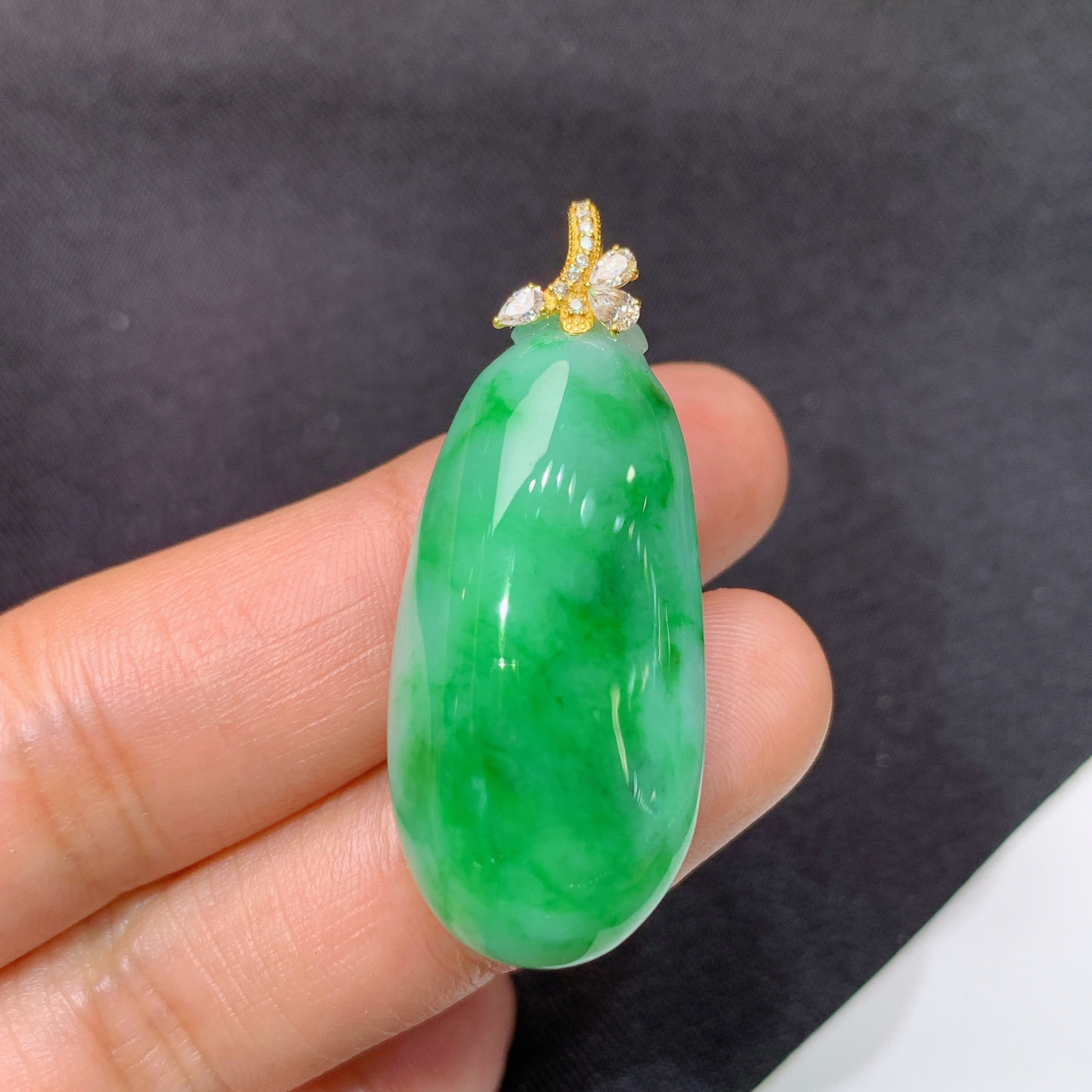 冰飘绿福瓜吊坠，18k金镶嵌，冰润细腻，种水足，J34 尺寸38.5*15.8*11.5