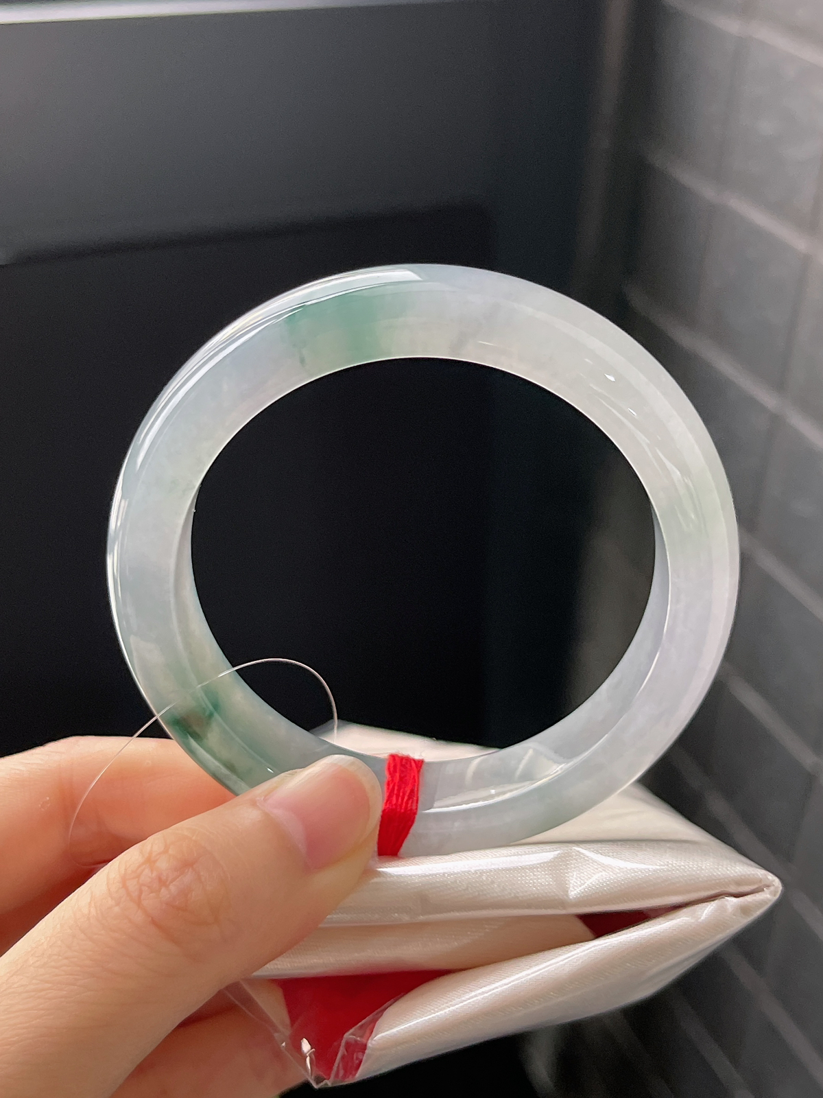 正圈54圈口，翡翠冰糯种飘绿手镯