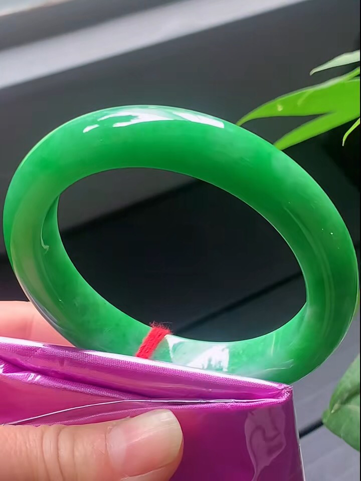 【翡翠名称】老坑种满阳绿56正圈口翡翠手镯
【翡翠尺寸】56/12.5/10mm适合55-57正圈口佩戴
【翡翠描述】宝贝种老水足，玉质细腻，色泽靓丽，性价比高，佩戴效果好！
【其它赠送】权威证书/精美挂绳盒子/支持全国复检