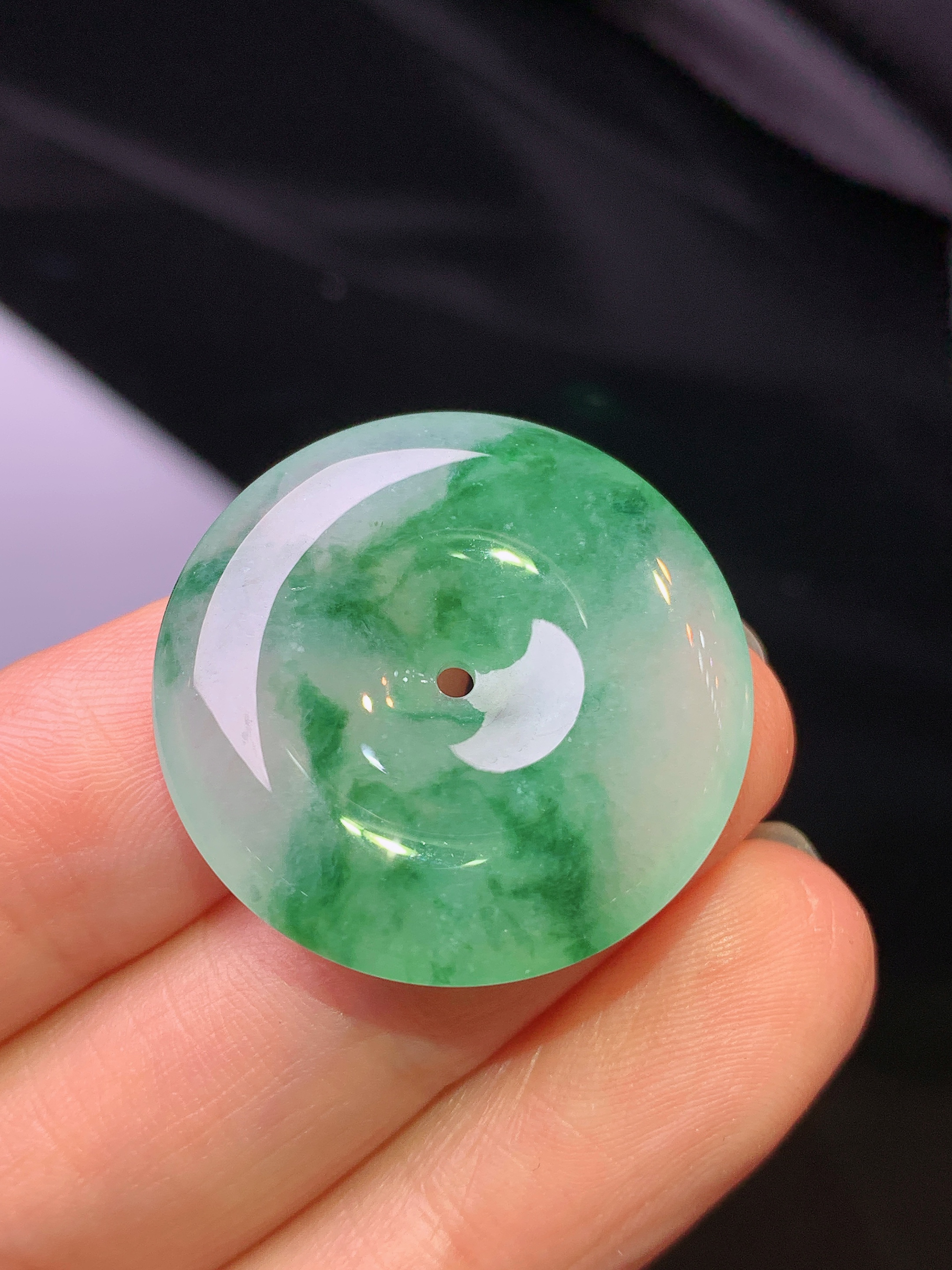 飘绿平安扣吊坠 玉质细腻 色泽艳丽清新 水润亮眼 整体尺寸26*5.5x1