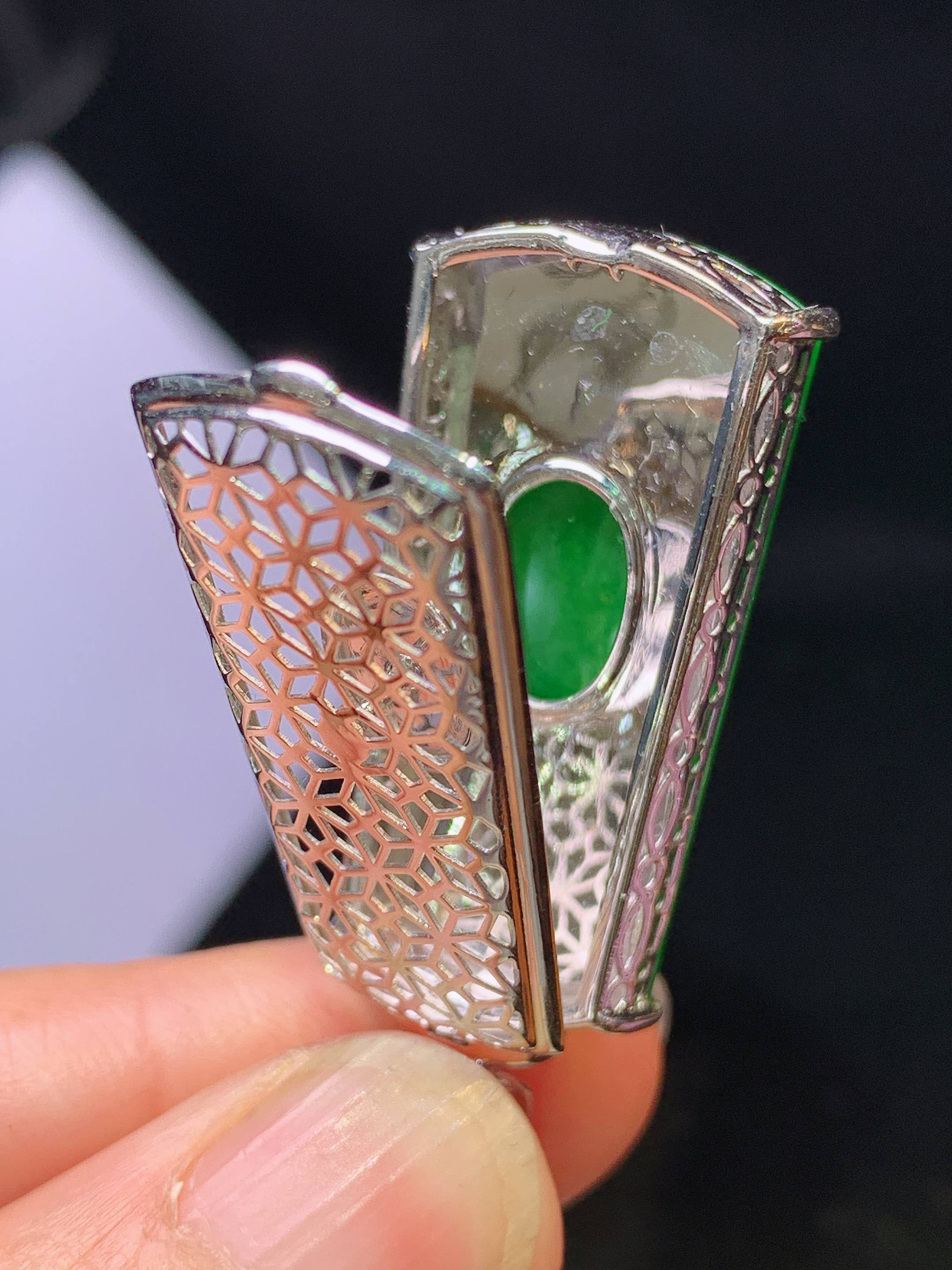 18k金钻镶嵌翠绿无事牌吊坠 玉质细腻 色泽艳丽清新 水润亮眼 整体尺寸42.8*15.8*7.3t4