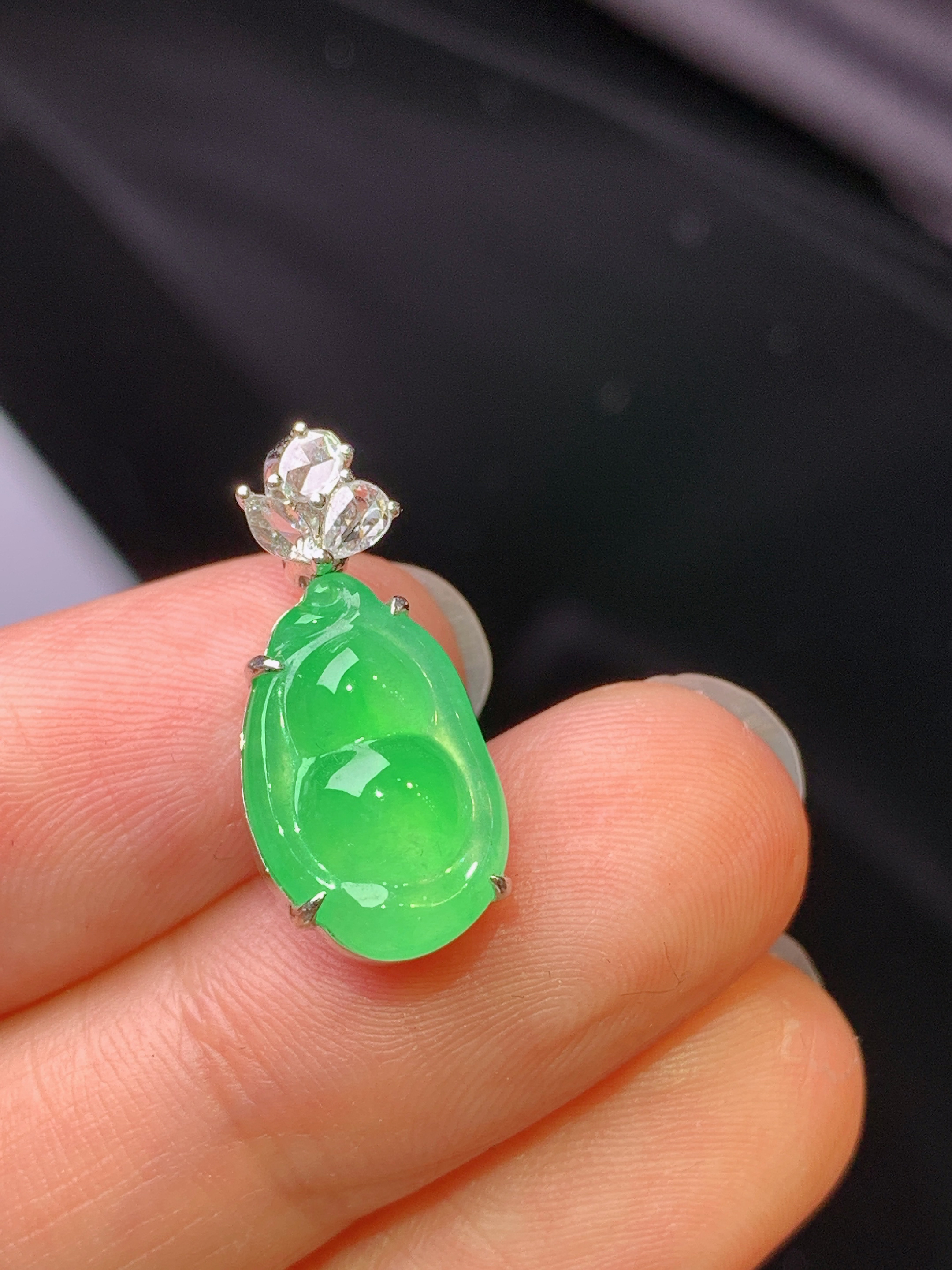 18k金钻镶嵌翠绿四季豆吊坠 玉质细腻 色泽艳丽清新 水润亮眼 整体尺寸20.2*9.2*8.2L3