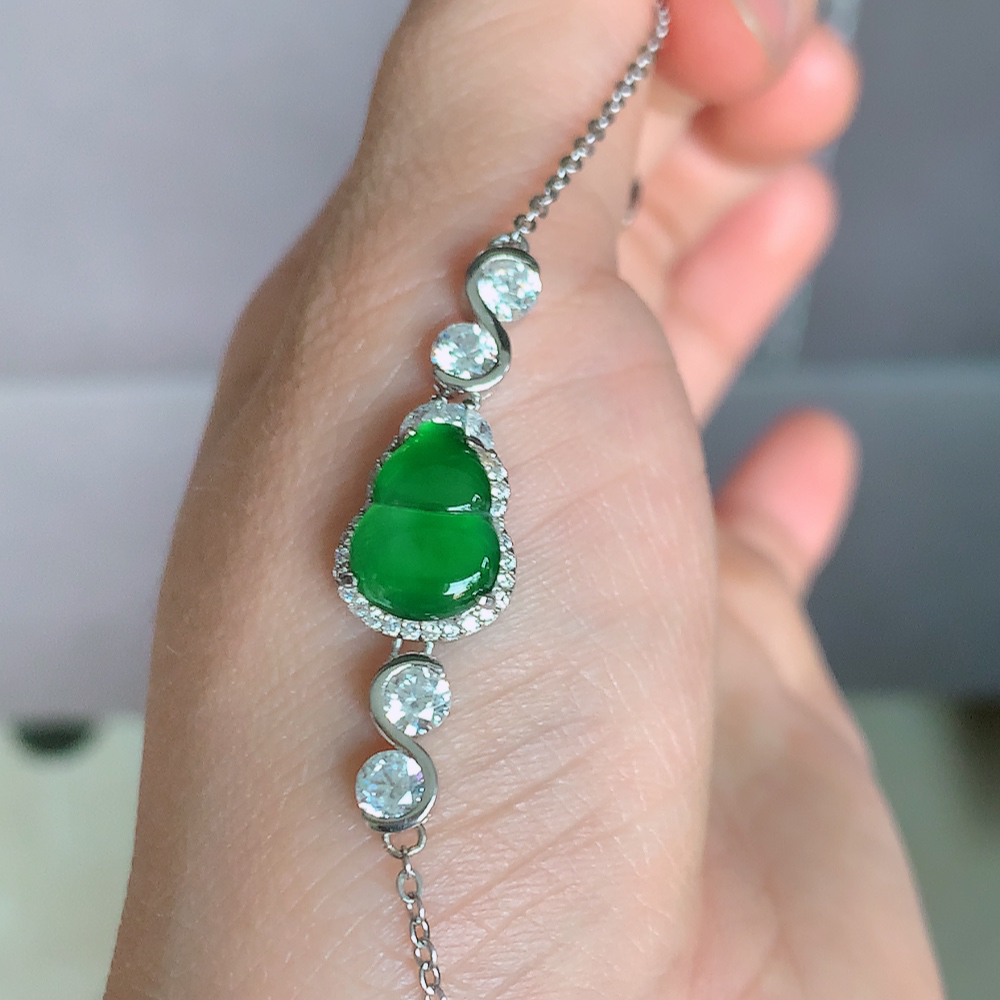 冰透满绿翡翠925银镶嵌葫芦手链，自然光实拍，翠色灵动，颜色漂亮，种老水足，品相佳，佩戴佳品！W481.18  整体尺寸：14.8-10.6-5.6mm  裸石尺寸：11.5-8.5mm