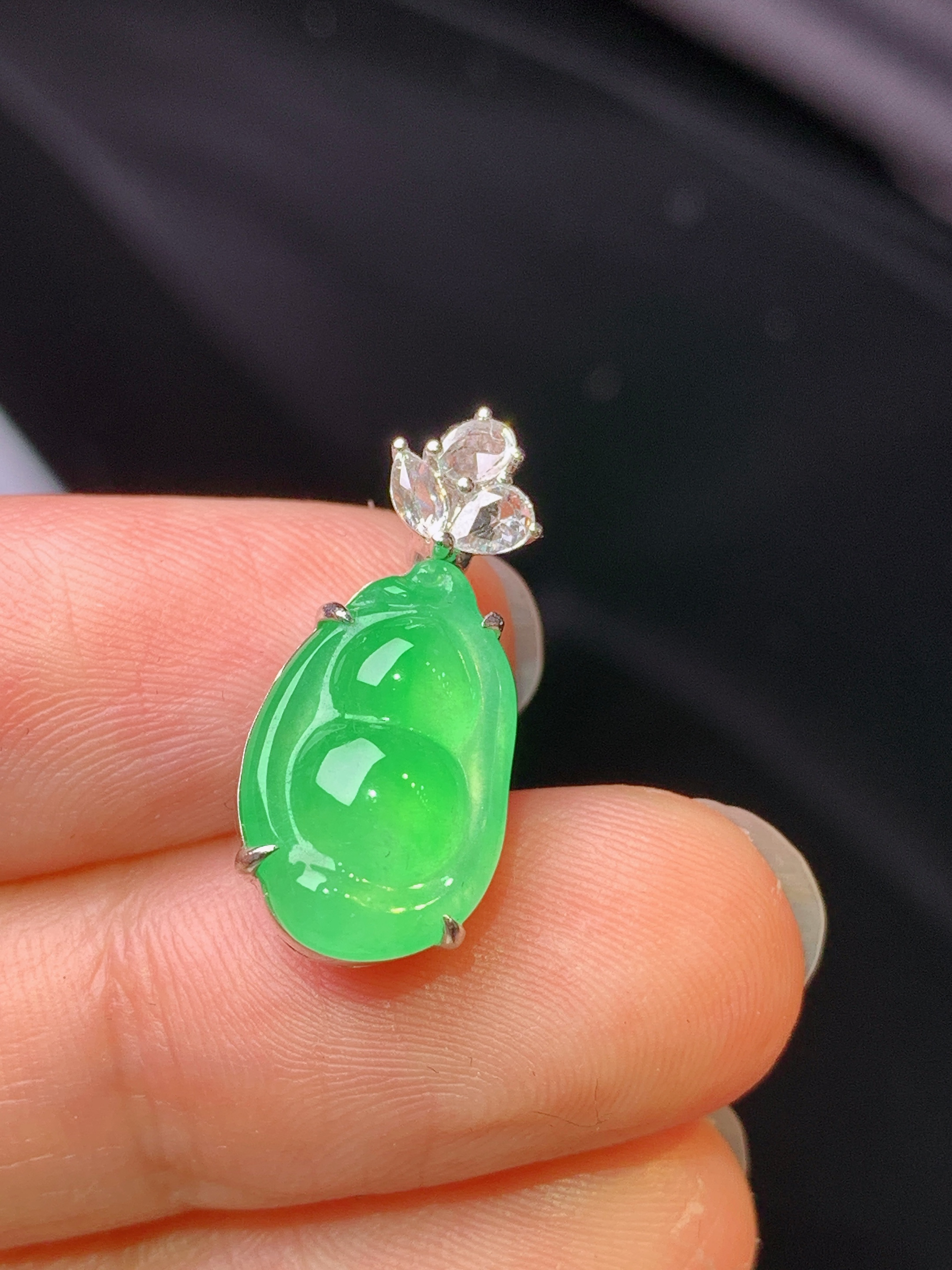 18k金钻镶嵌翠绿四季豆吊坠 玉质细腻 色泽艳丽清新 水润亮眼 整体尺寸20.2*9.2*8.2L3