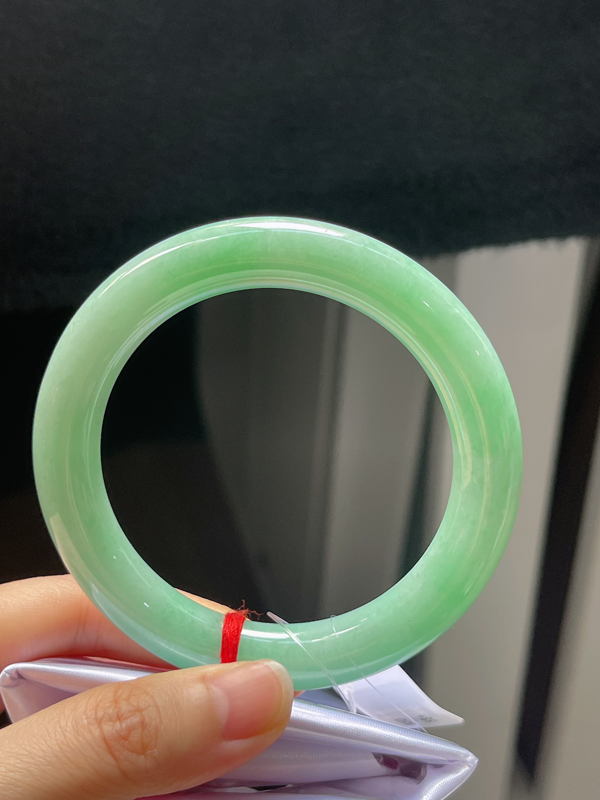 圆镯58圈口，翡翠糯化种浅绿色手镯