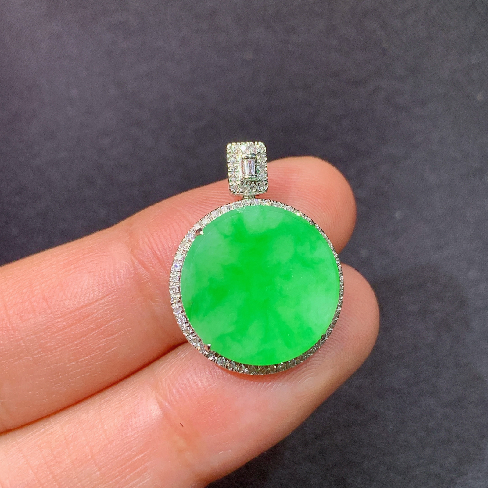 冰阳绿圆牌吊坠，18k金镶嵌，冰润色阳，玉质细腻，种水足，Gs 尺寸21.9*16.5*5.1