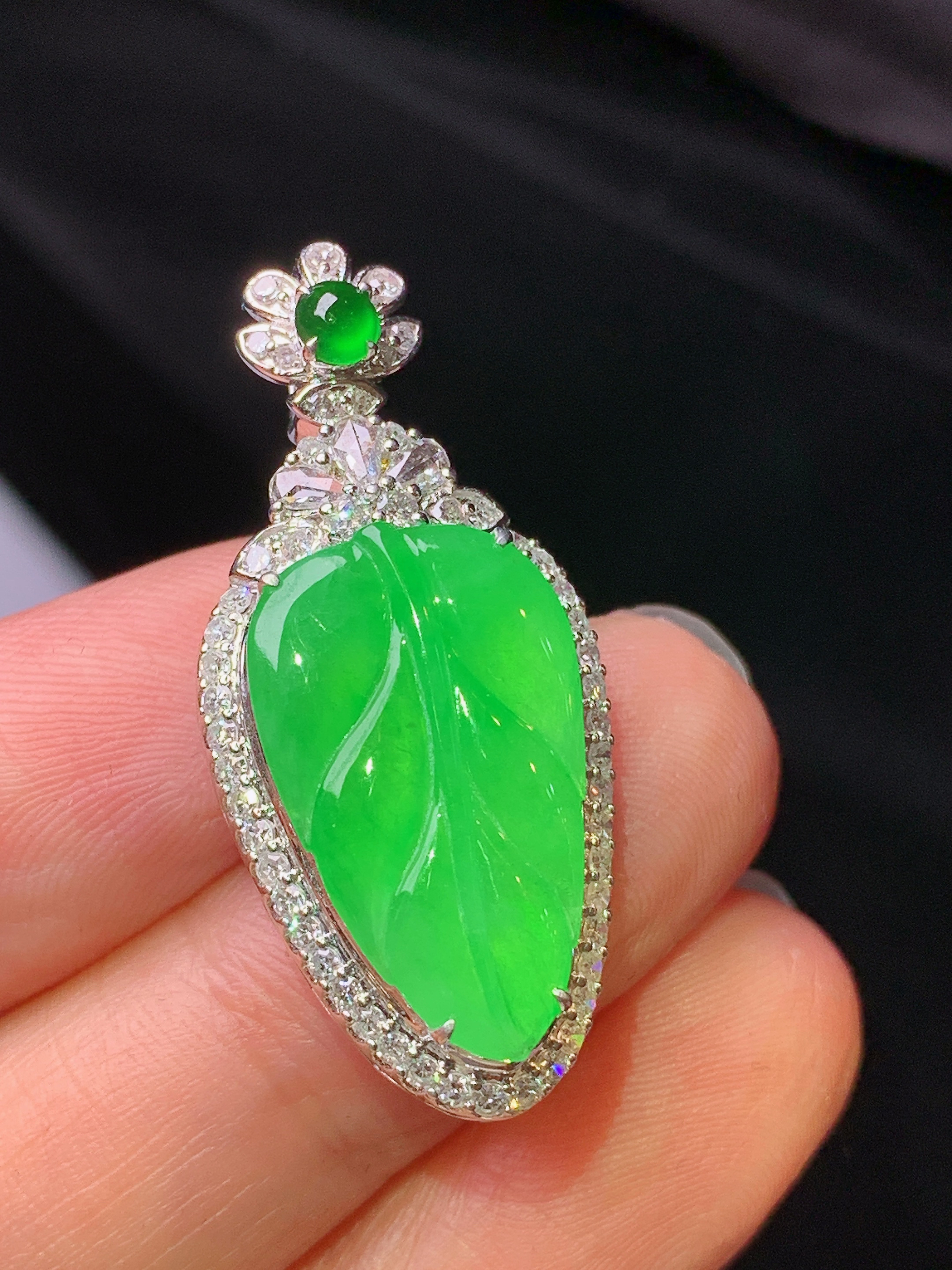 18k金钻镶嵌翠绿树叶吊坠 玉质细腻 色泽艳丽清新 水润亮眼 整体尺寸33.8*15.3*9.2h1