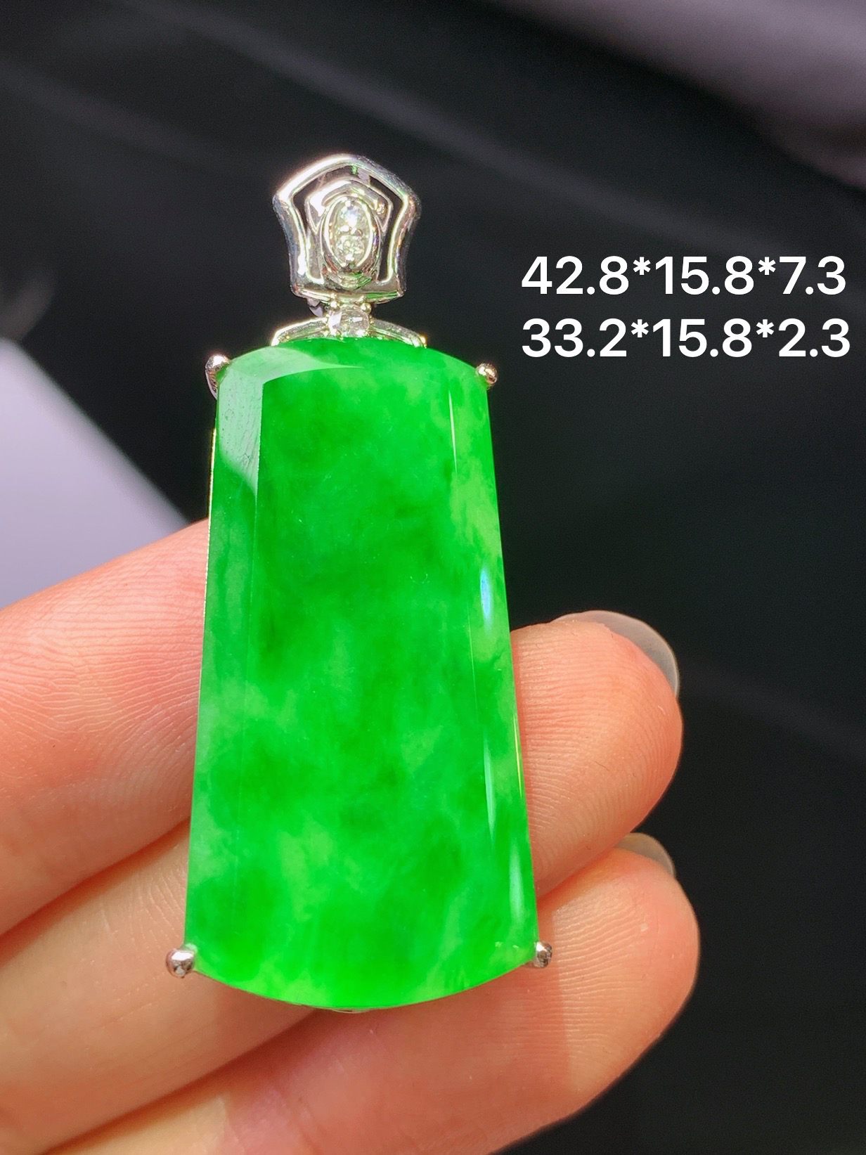 18k金钻镶嵌翠绿无事牌吊坠 玉质细腻 色泽艳丽清新 水润亮眼 整体尺寸42.8*15.8*7.3t4