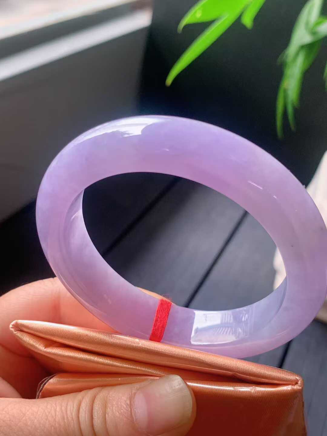 【翡翠名称】老种冰紫罗兰53.8正圈口手镯
【翡翠尺寸】53.8/13/9.3mm适合53-55正圈口佩戴
【翡翠描述】宝贝种老水足，玉质细腻，色泽靓丽，性价比高，佩戴效果好！
【其它赠送】权威证书/精美挂绳盒子/支持全国复检