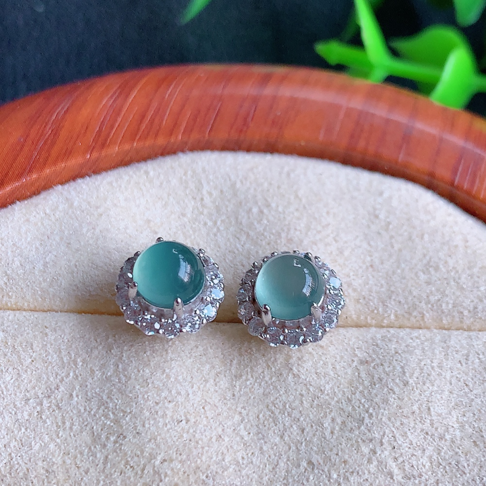 冰晴水翡翠925银镶嵌耳钉，自然光实拍，翠色灵动，颜色漂亮，种老水足，品相佳，佩戴佳品！W481.18  取一整体尺寸：9-8.5mm  裸石尺寸：6mm