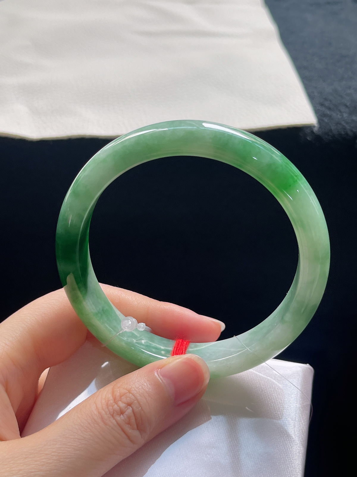 正圈56.9圈口，翡翠糯化种飘绿手镯