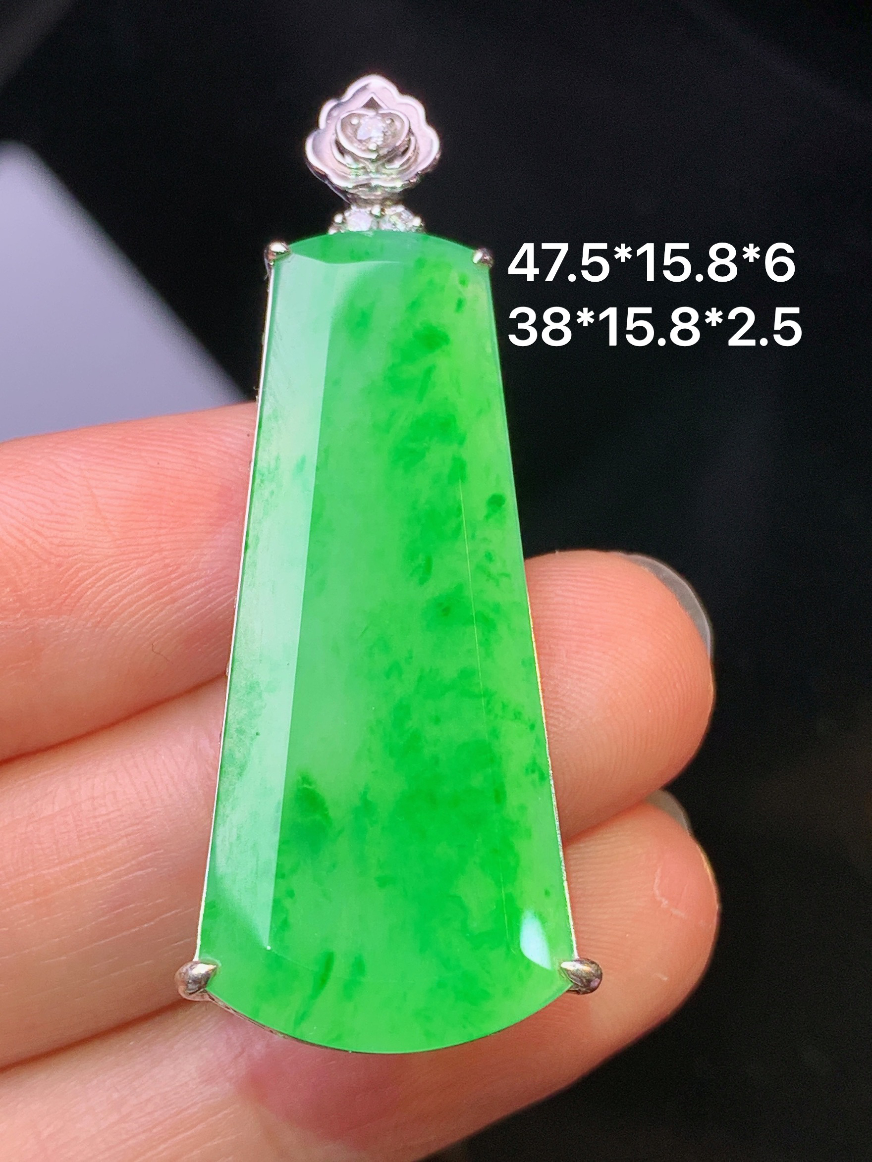 18k金钻镶嵌翠绿无事牌吊坠 玉质细腻 色泽艳丽清新 水润亮眼 整体尺寸47.5*15.8*6g1