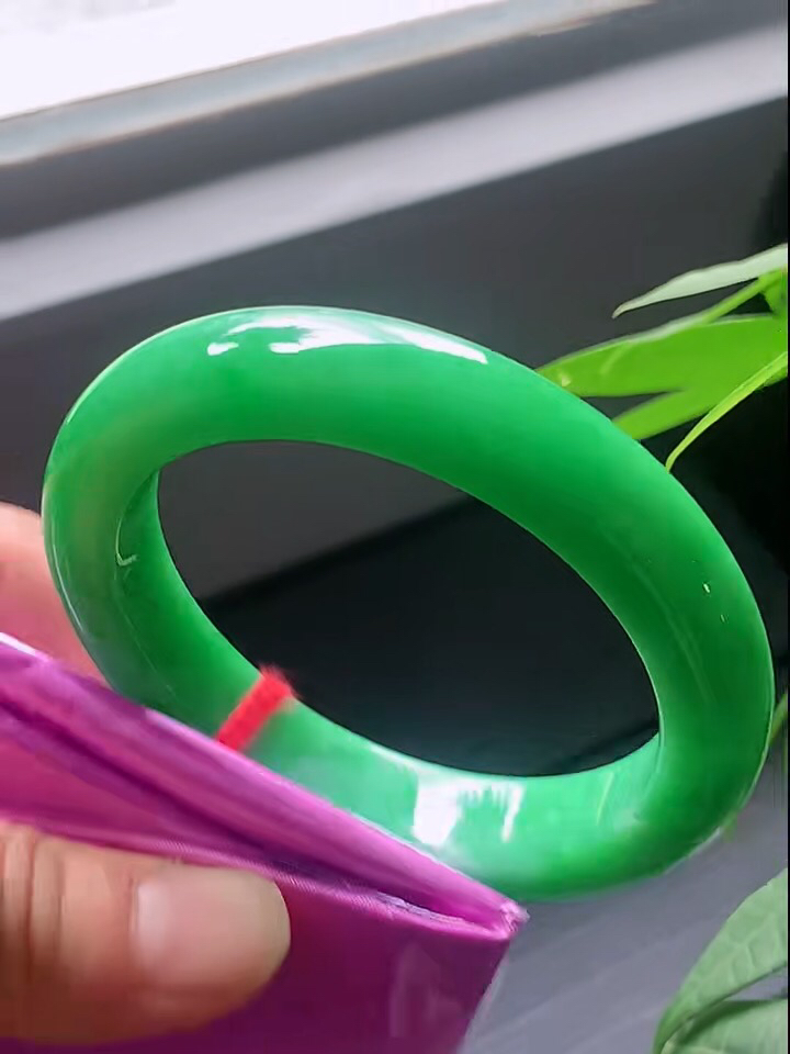 【翡翠名称】老坑种满阳绿56正圈口翡翠手镯
【翡翠尺寸】56/12.5/10mm适合55-57正圈口