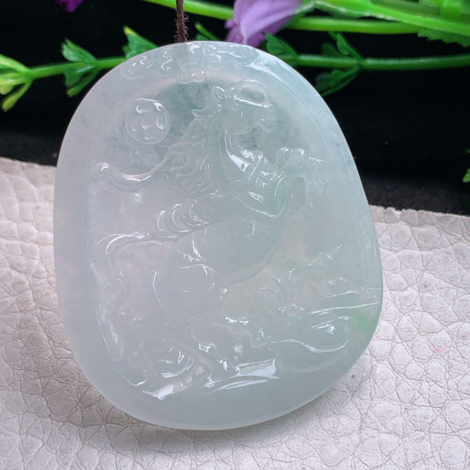 py实拍49.5*42.5*5.2缅甸翡翠精雕冰润浅绿飞马 生肖马玉项坠 玉挂件