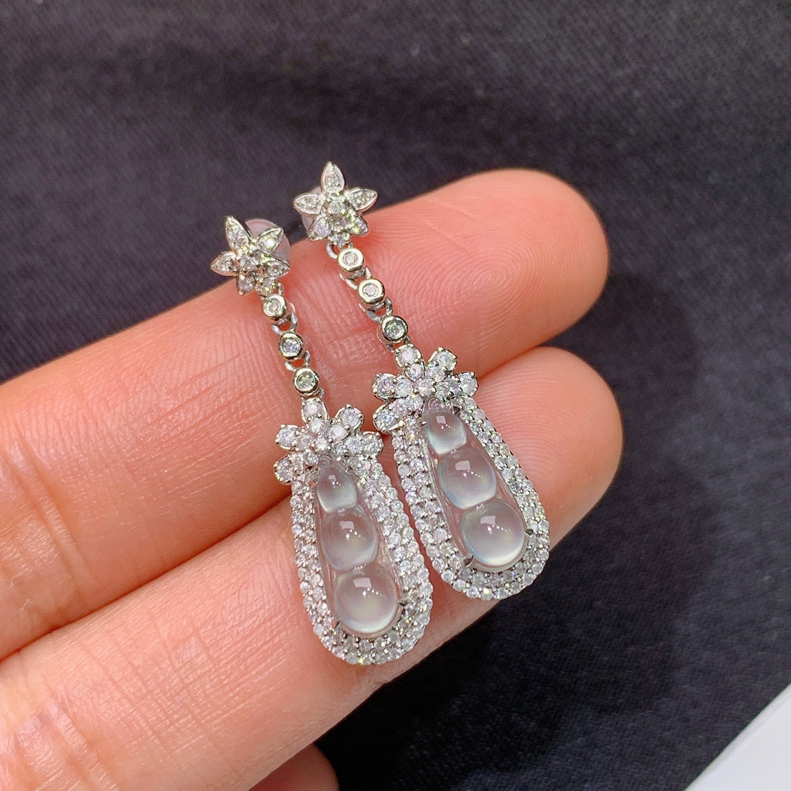 冰种福豆耳坠，18k金镶嵌，款式新颖，冰润细腻，种水足，Aq 尺寸11.1*3.6*2