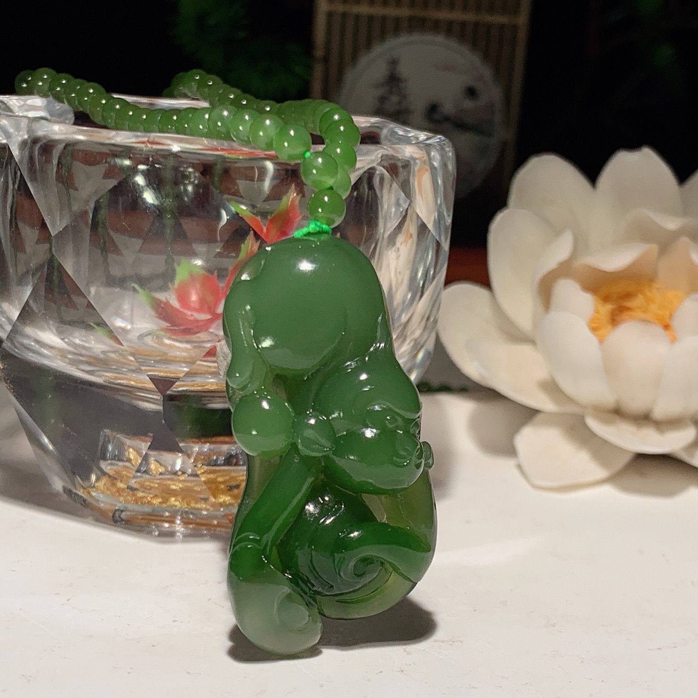 和田玉阳绿俄罗斯碧玉灵猴献寿挂件 尺寸41/22/11重28克。玉质细腻油润。手推出油。佩戴高端典雅。lt260318