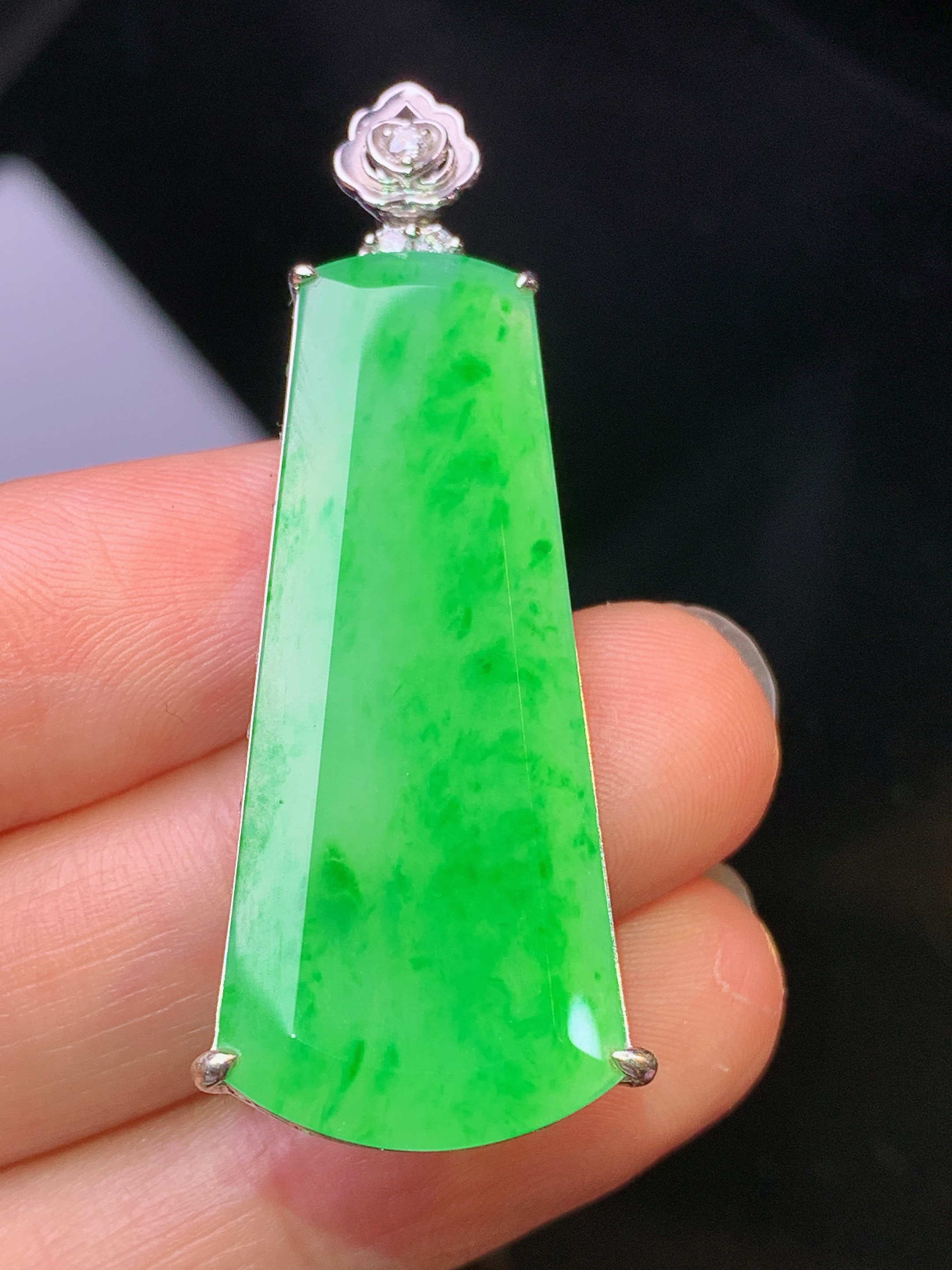 18k金钻镶嵌翠绿无事牌吊坠 玉质细腻 色泽艳丽清新 水润亮眼 整体尺寸47.5*15.8*6g1