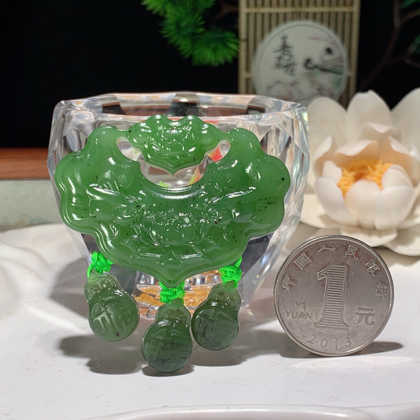 和田玉阳绿俄罗斯碧玉花开富贵如意锁挂件 尺寸35/47/10重28克。玉质细腻油润。手推出油。佩戴高端典雅。lt260318