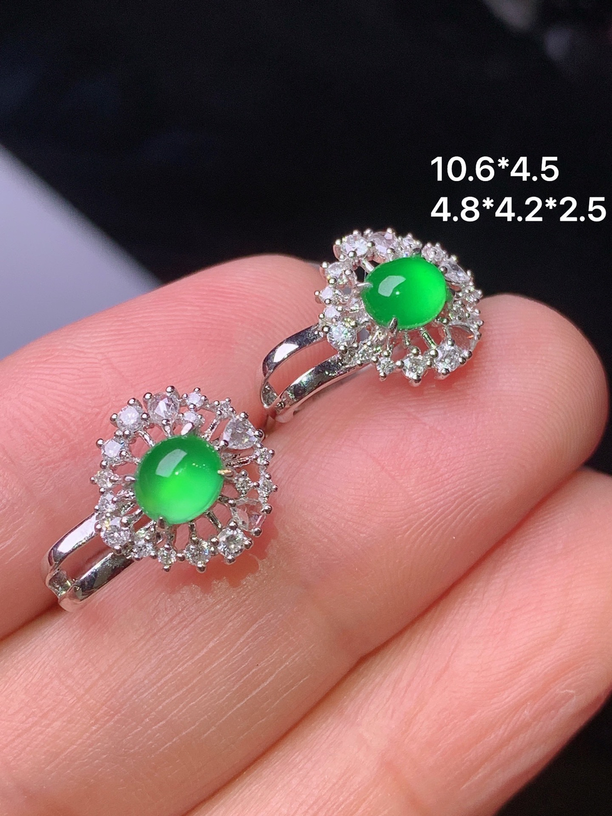 18k金钻镶嵌翠绿蛋面耳钉 玉质细腻 色泽艳丽清新 整体尺寸10.6*4.5