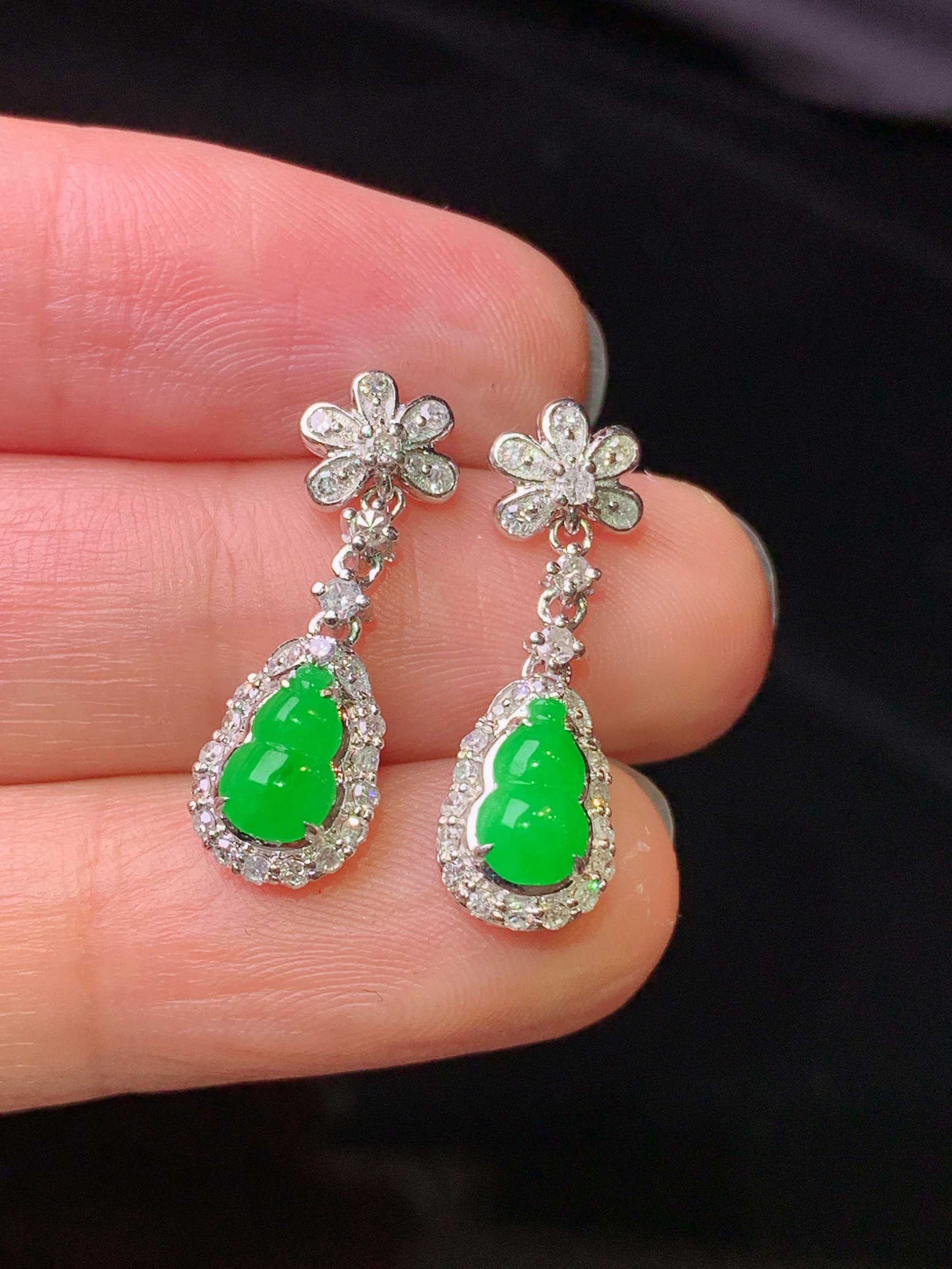 18k金钻镶嵌翠绿葫芦耳坠 玉质细腻 色泽艳丽清新 水润亮眼 整体尺寸21.8*7.3*4.7h1