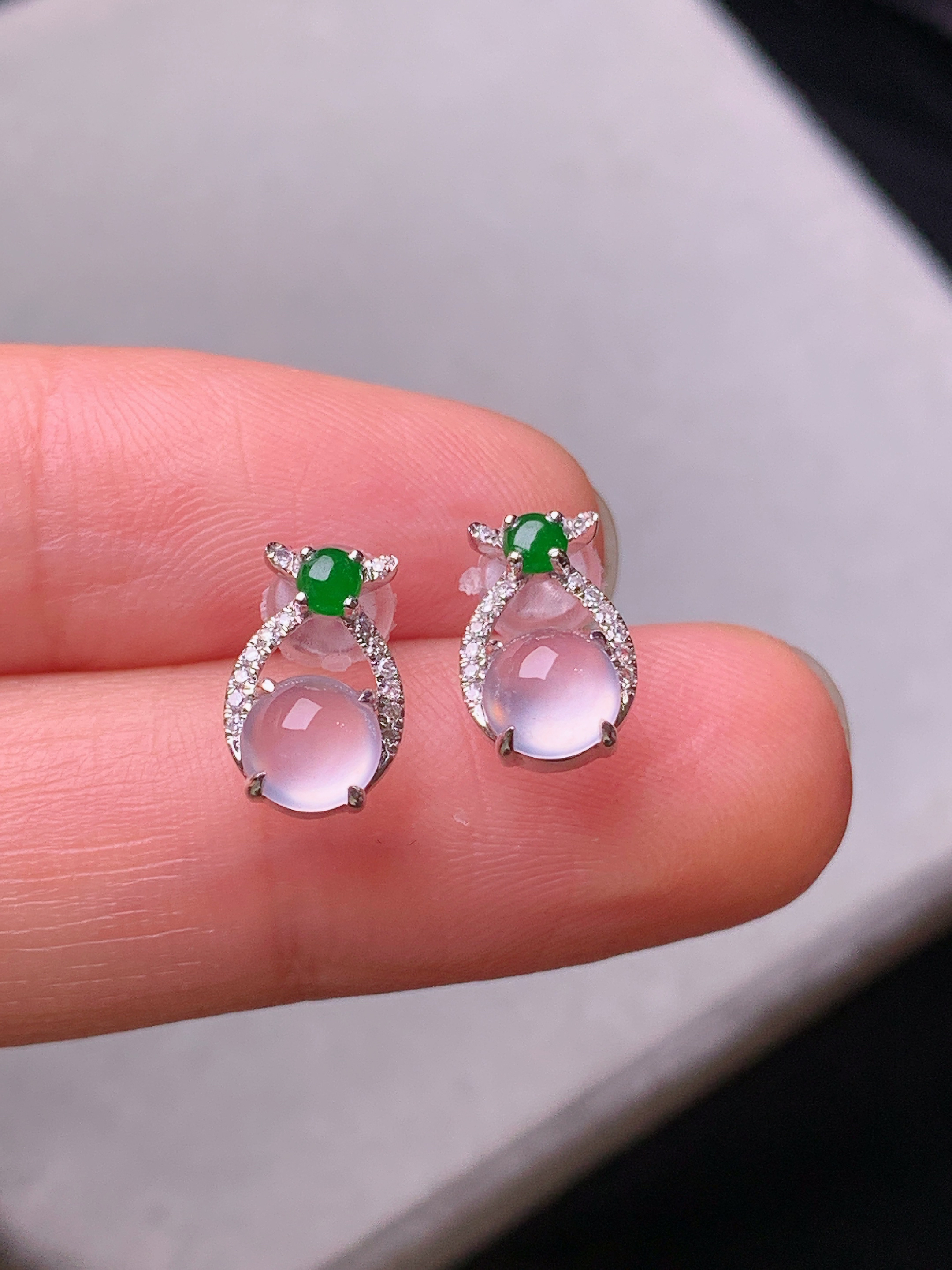 18k金钻镶嵌冰种蛋面耳钉 玉质细腻 色泽艳丽清新 水润亮眼 整体尺寸10.5*6.8*4.6b2