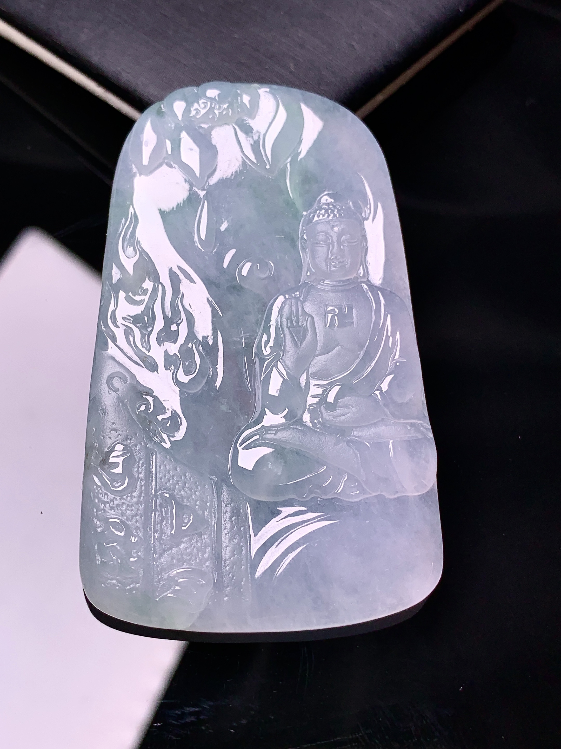 冰种大日如来吊坠 玉质细腻 色泽艳丽清新 水润亮眼 整体尺寸59.2*35.7*4.6d1