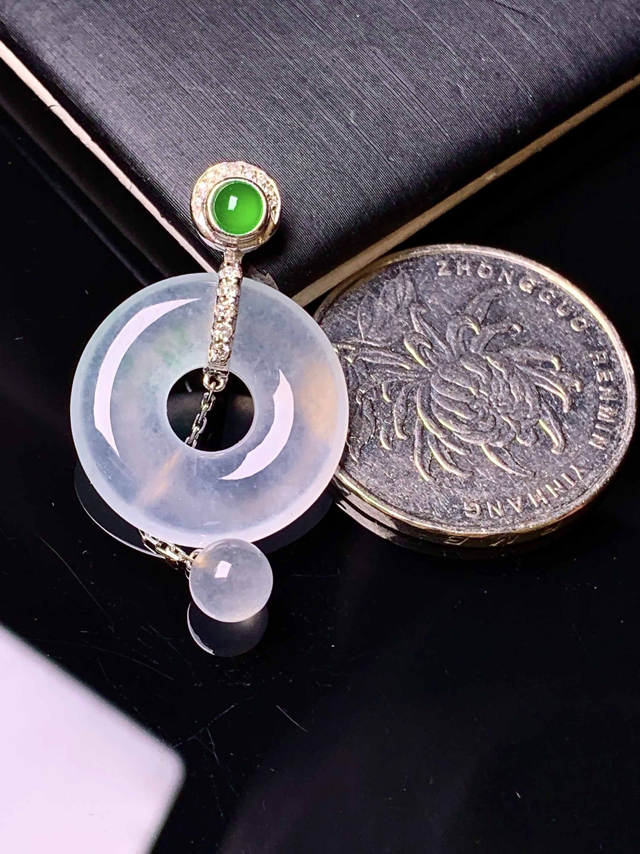 18k金钻镶嵌冰种平安扣吊坠 玉质细腻 色泽艳丽清新 水润亮眼 整体尺寸27*19.2*3.5L3