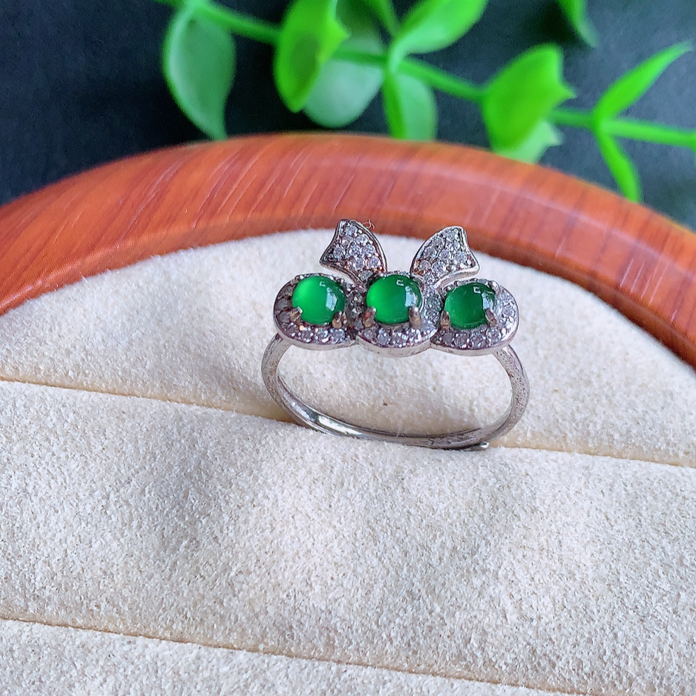 冰润满绿精美环形翡翠戒指  玉质细腻  冰清玉润  飘花灵动  颜色漂亮  W481.18   内径尺寸：17-10.5-4mm  裸石尺寸：3mm