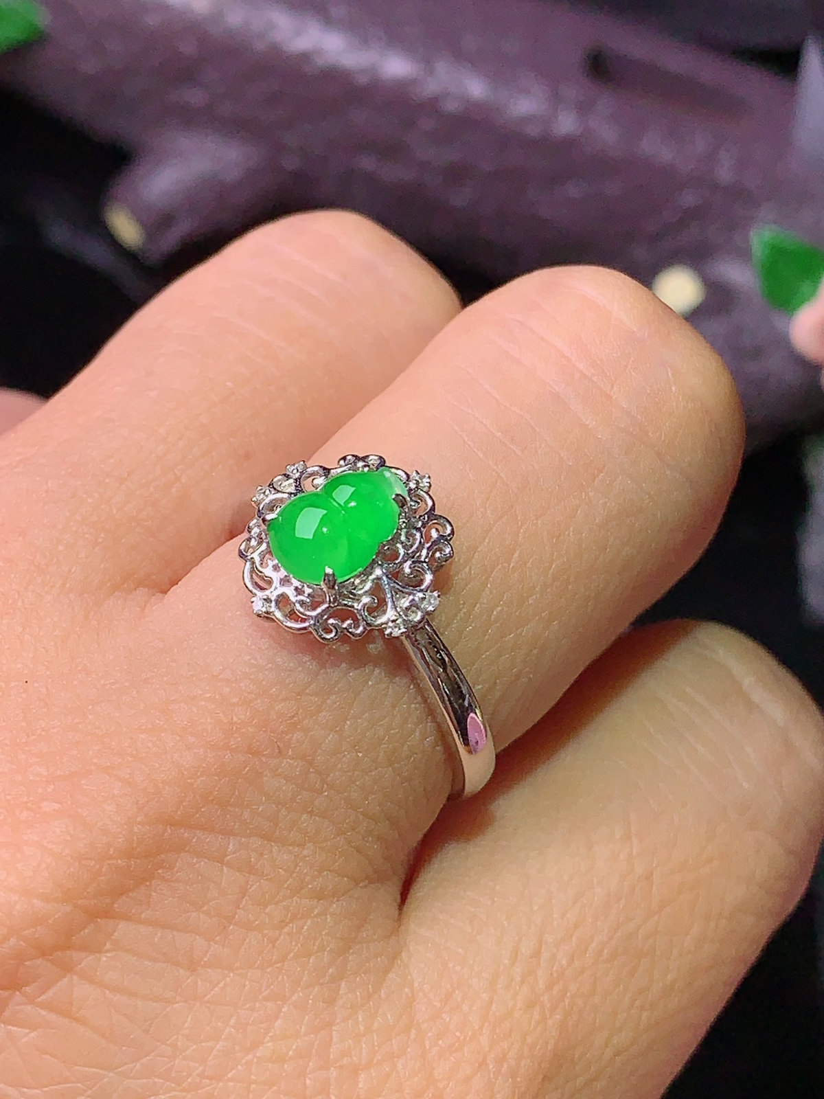 18k金钻镶嵌翠绿葫芦戒指 玉质细腻 色泽艳丽清新 圈口15 整体尺寸11.5*11.8*6.5 J3