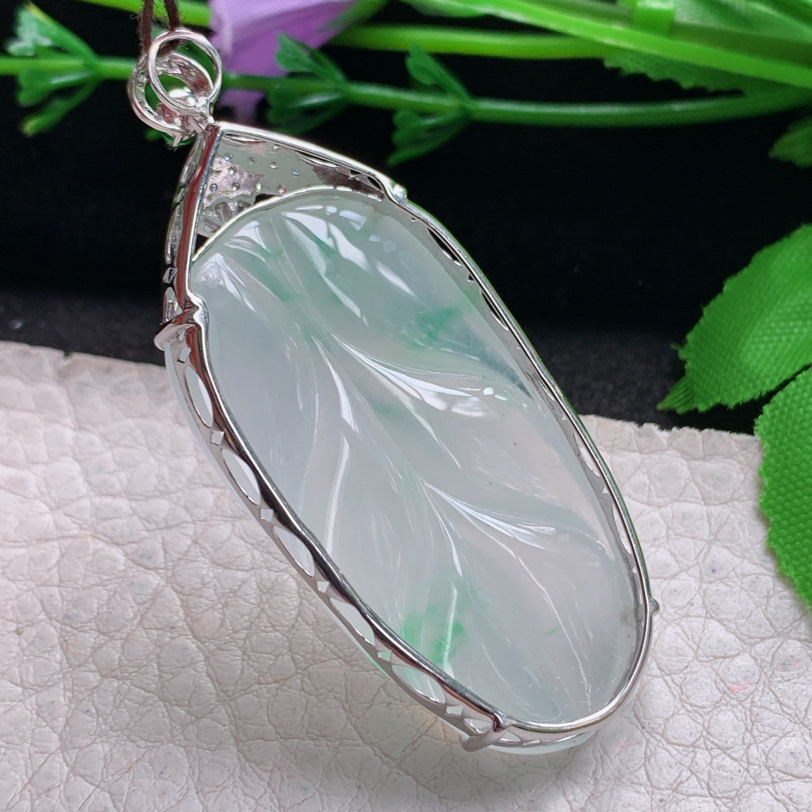 gp实拍56*23.7*7.8缅甸翡翠精雕冰飘绿花大业有成 叶子玉吊坠