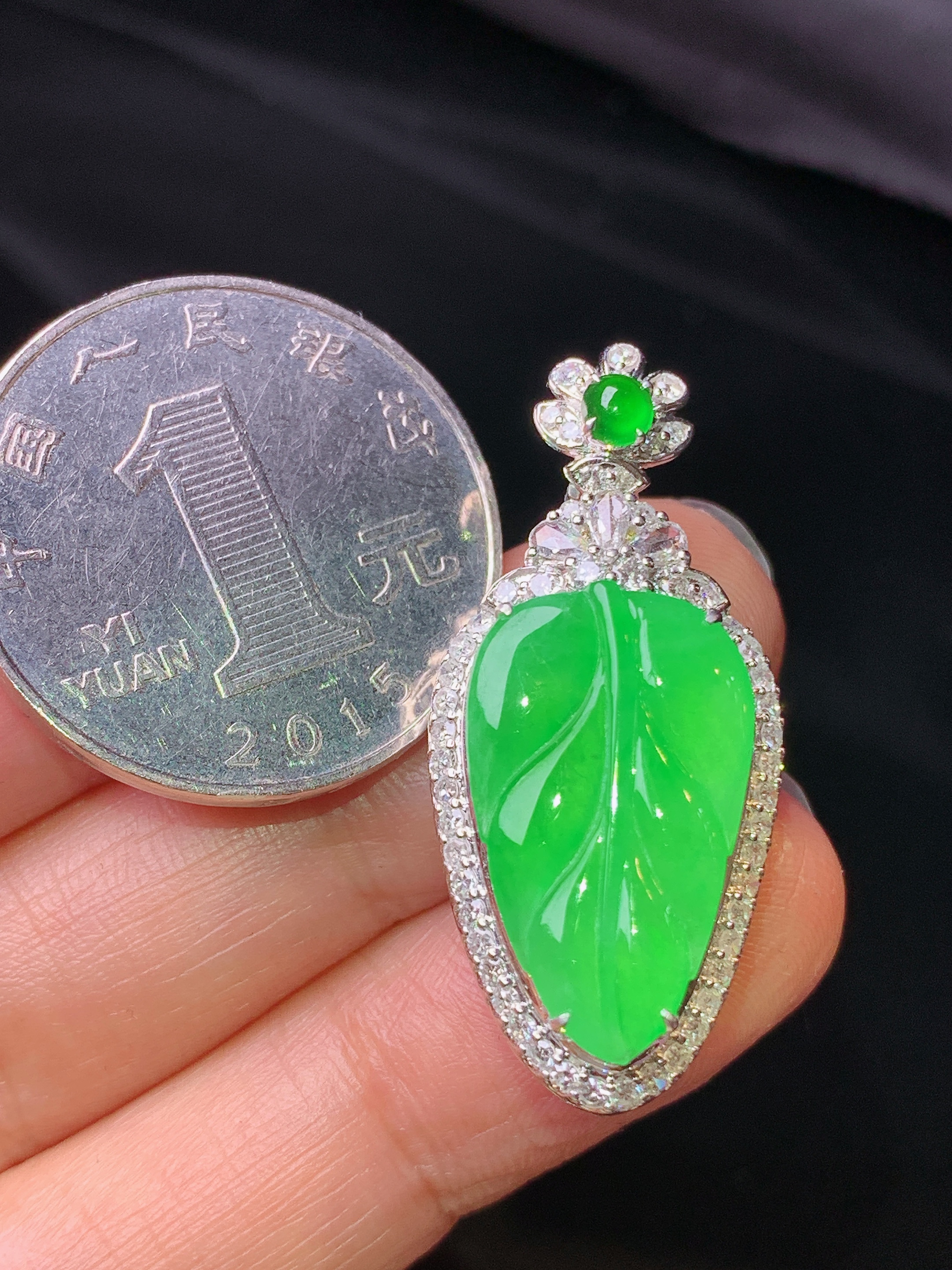 18k金钻镶嵌翠绿树叶吊坠 玉质细腻 色泽艳丽清新 水润亮眼 整体尺寸33.8*15.3*9.2h1