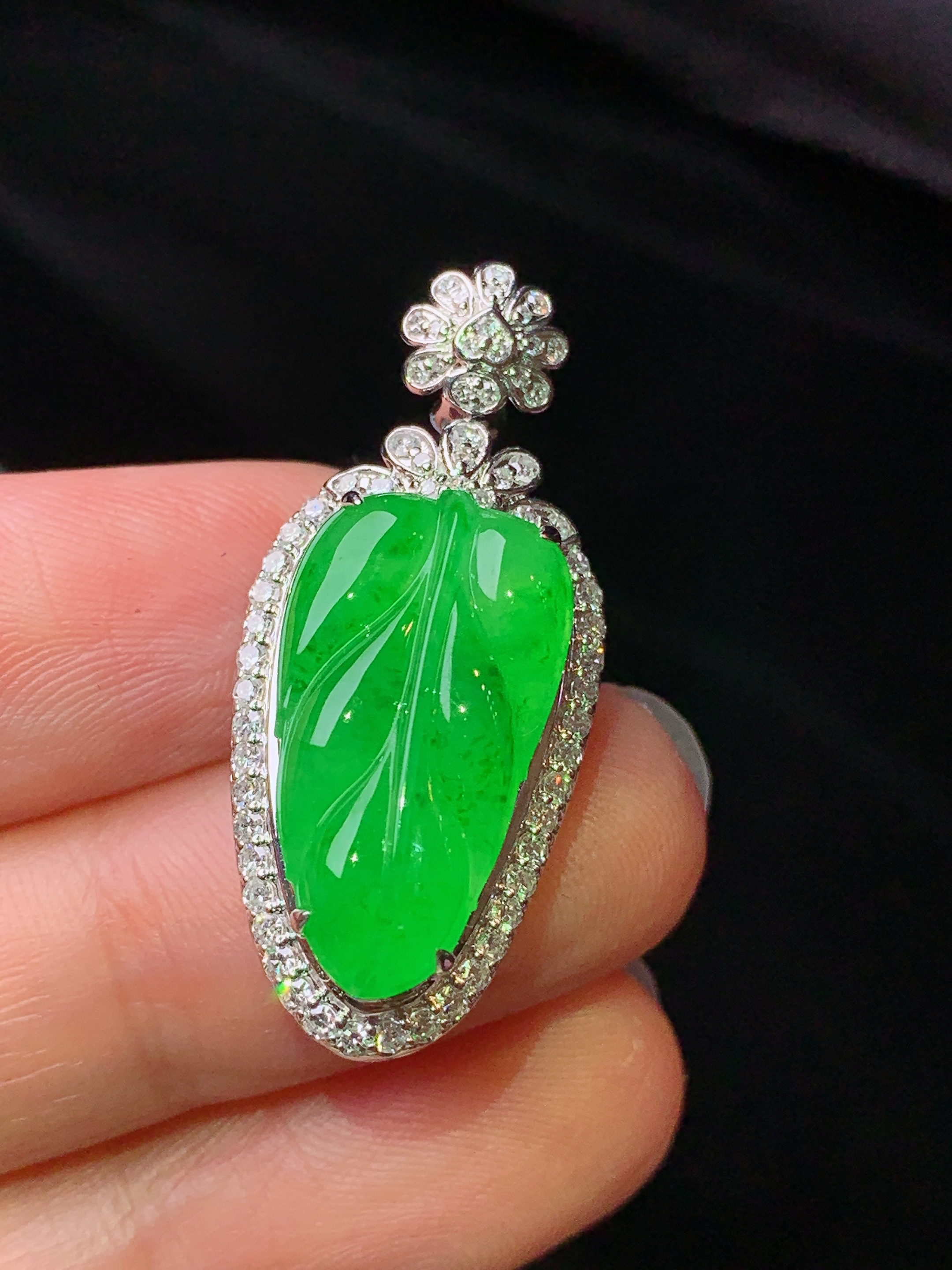 18k金钻镶嵌翠绿树叶吊坠 玉质细腻 色泽艳丽清新 水润亮眼 整体尺寸32.3*14.2*9h1