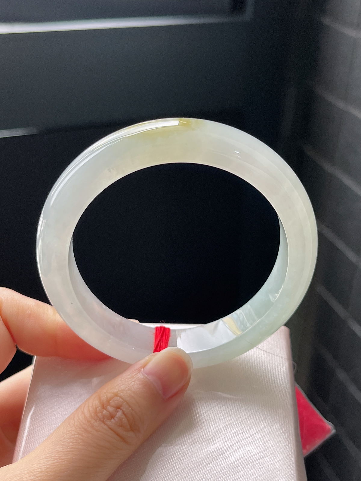 正圈55.7圈口，翡翠冰糯种淡黄色手镯