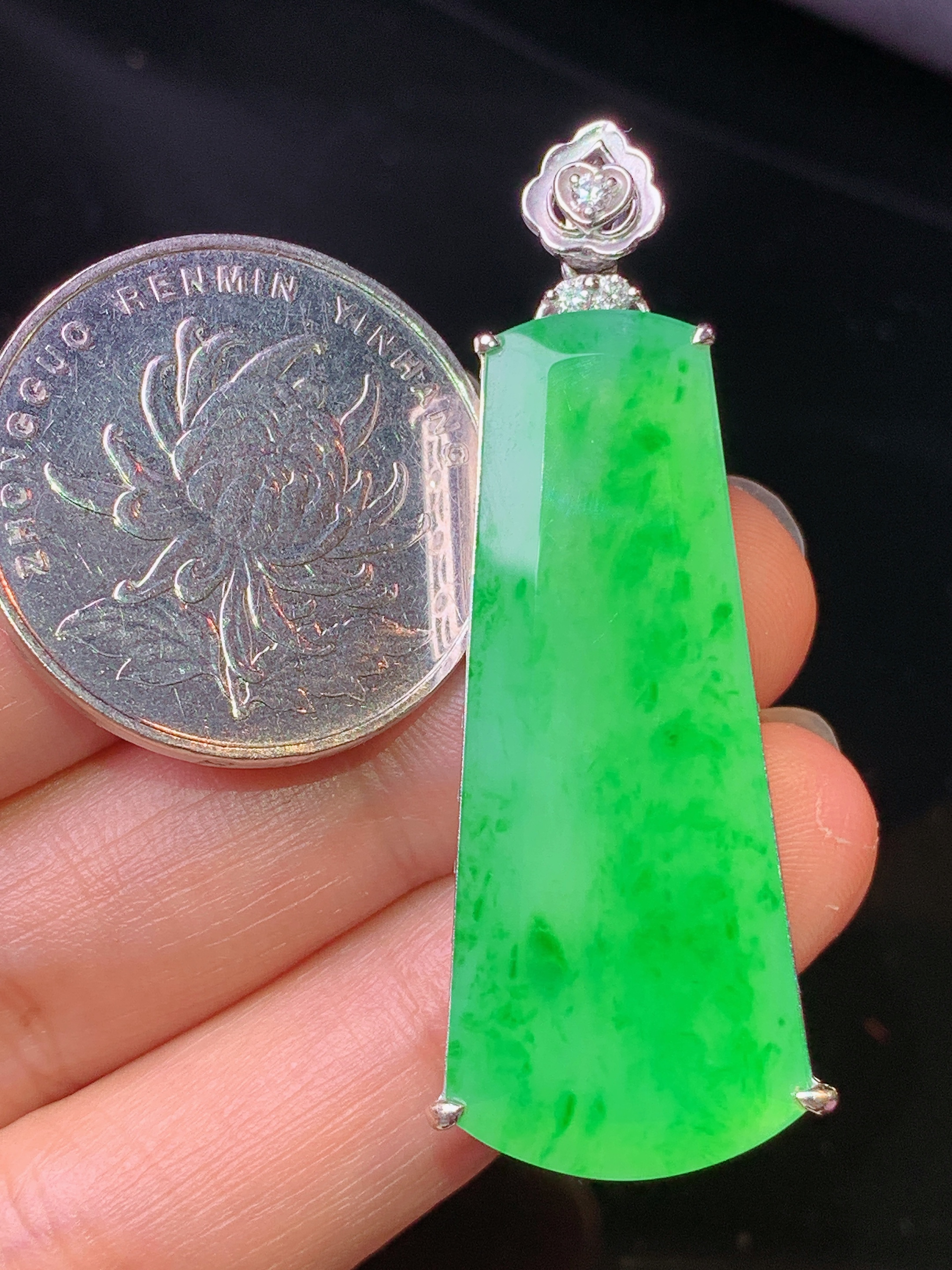 18k金钻镶嵌翠绿无事牌吊坠 玉质细腻 色泽艳丽清新 水润亮眼 整体尺寸47.5*15.8*6g1