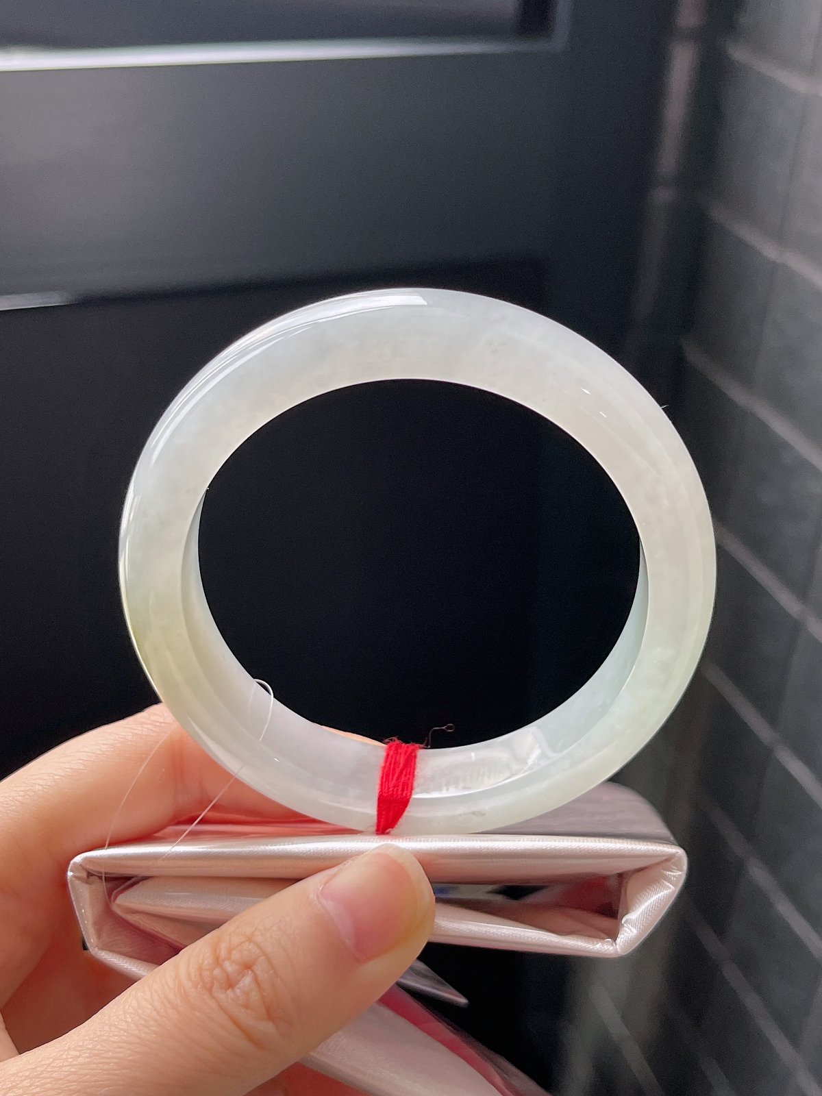 正圈55.7圈口，翡翠冰糯种淡黄色手镯