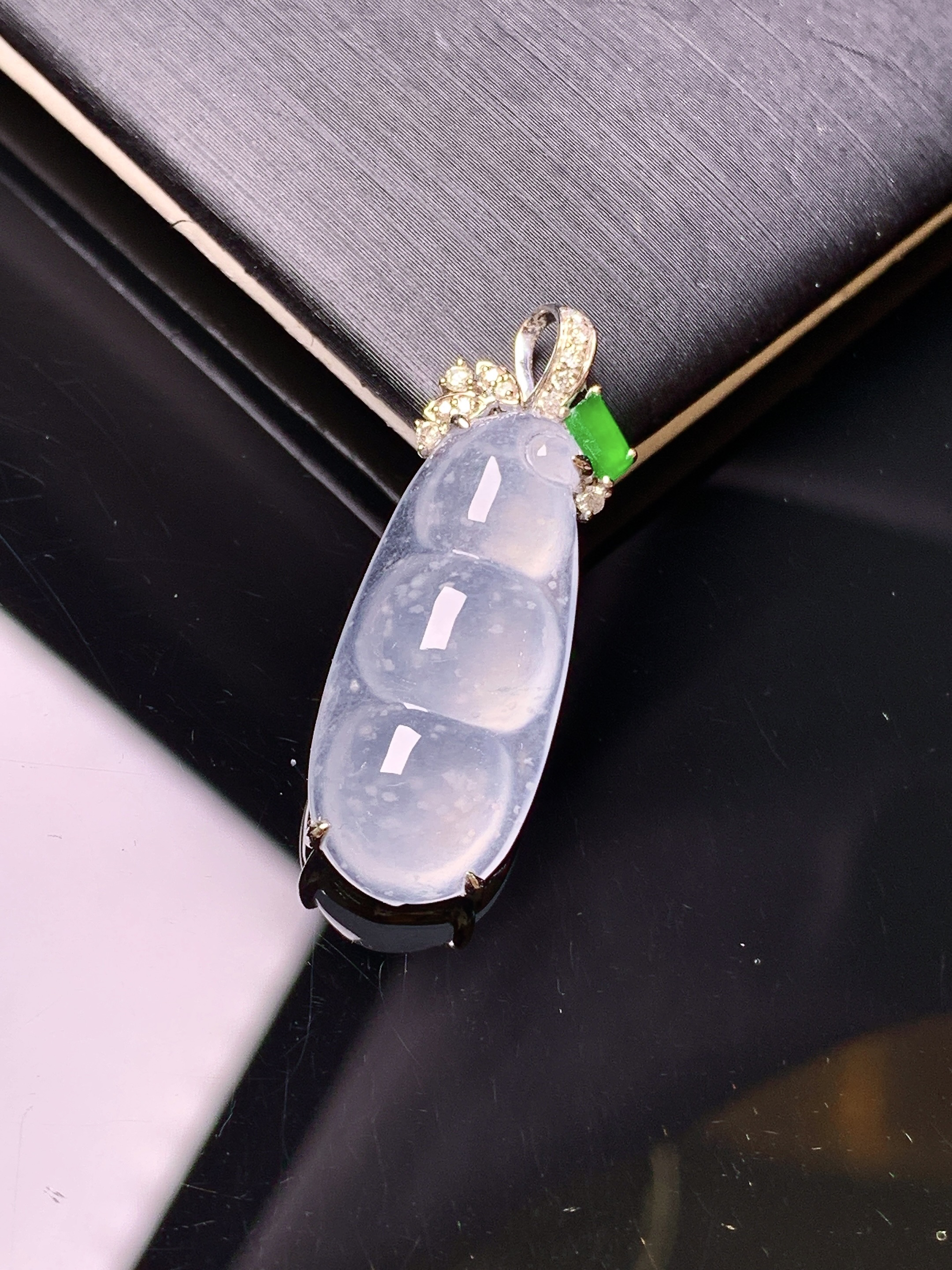 18k金钻镶嵌冰种四季豆吊坠 玉质细腻 色泽艳丽清新 水润亮眼 整体尺寸29*10.5*6.3L3