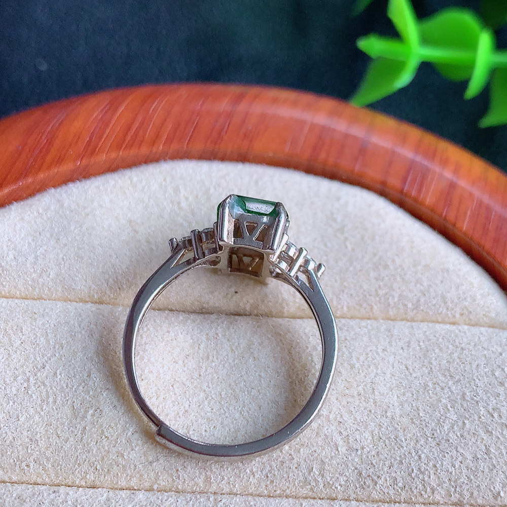 冰润满绿精美环形翡翠戒指  玉质细腻  冰清玉润  飘花灵动  颜色漂亮  W481.18   内径尺寸：17.5-11-5.6mm  裸石尺寸：9.3-6.6mm