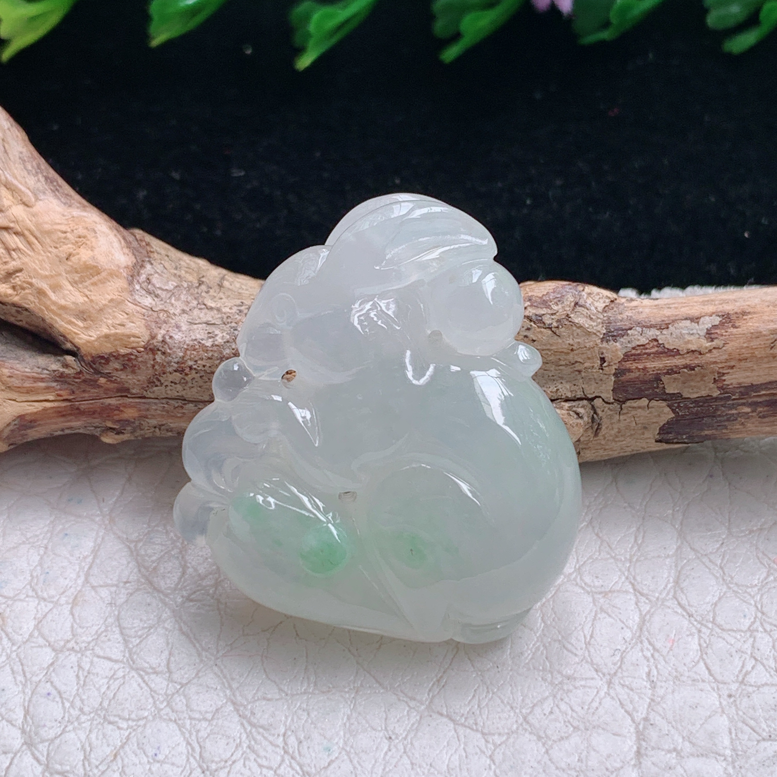 lz实拍26*24.2*8.8缅甸天然翡翠a货精雕冰胶飘绿立体兔 生肖兔玉吊坠 玉挂件