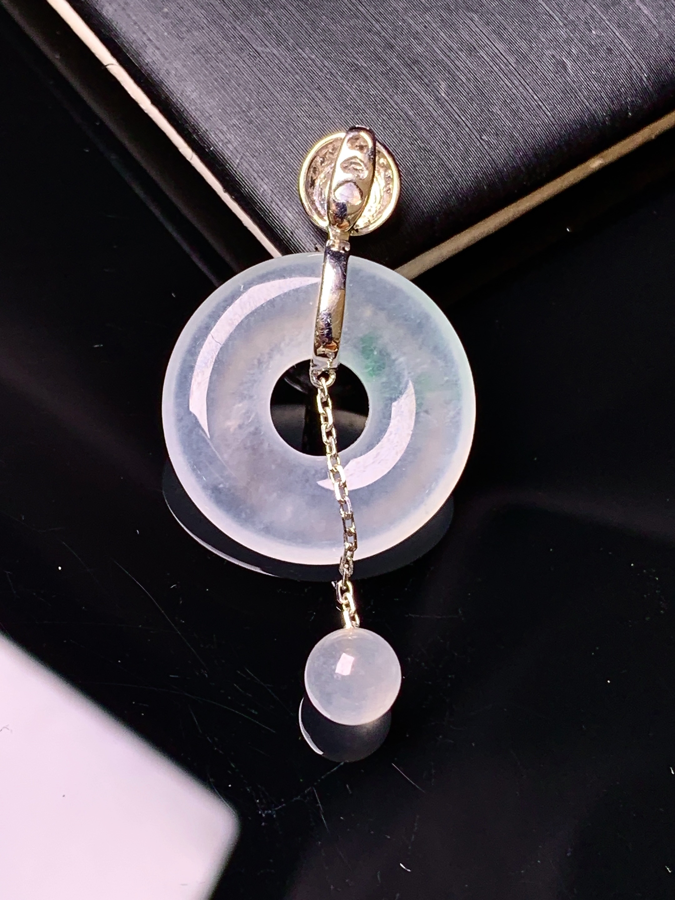 18k金钻镶嵌冰种平安扣吊坠 玉质细腻 色泽艳丽清新 水润亮眼 整体尺寸27*19.2*3.5L3