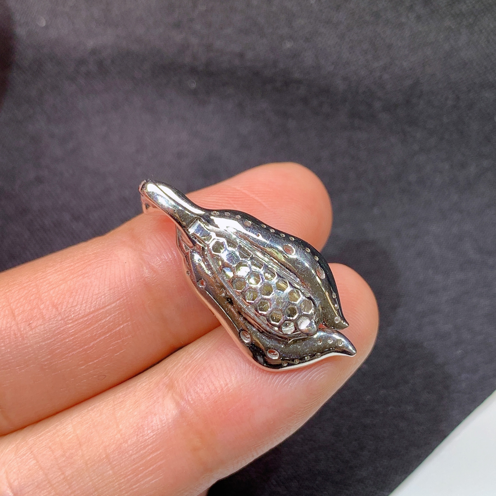 冰阳绿福豆吊坠，18k金镶嵌，冰润色阳，玉质细腻，种水足，Aq 尺寸27*12.5*6