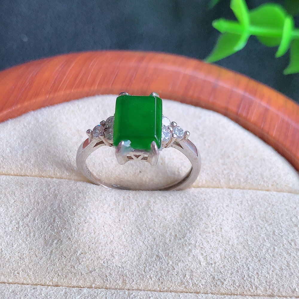 冰润满绿精美环形翡翠戒指  玉质细腻  冰清玉润  飘花灵动  颜色漂亮  W481.18   内径尺寸：17.5-11-5.6mm  裸石尺寸：9.3-6.6mm