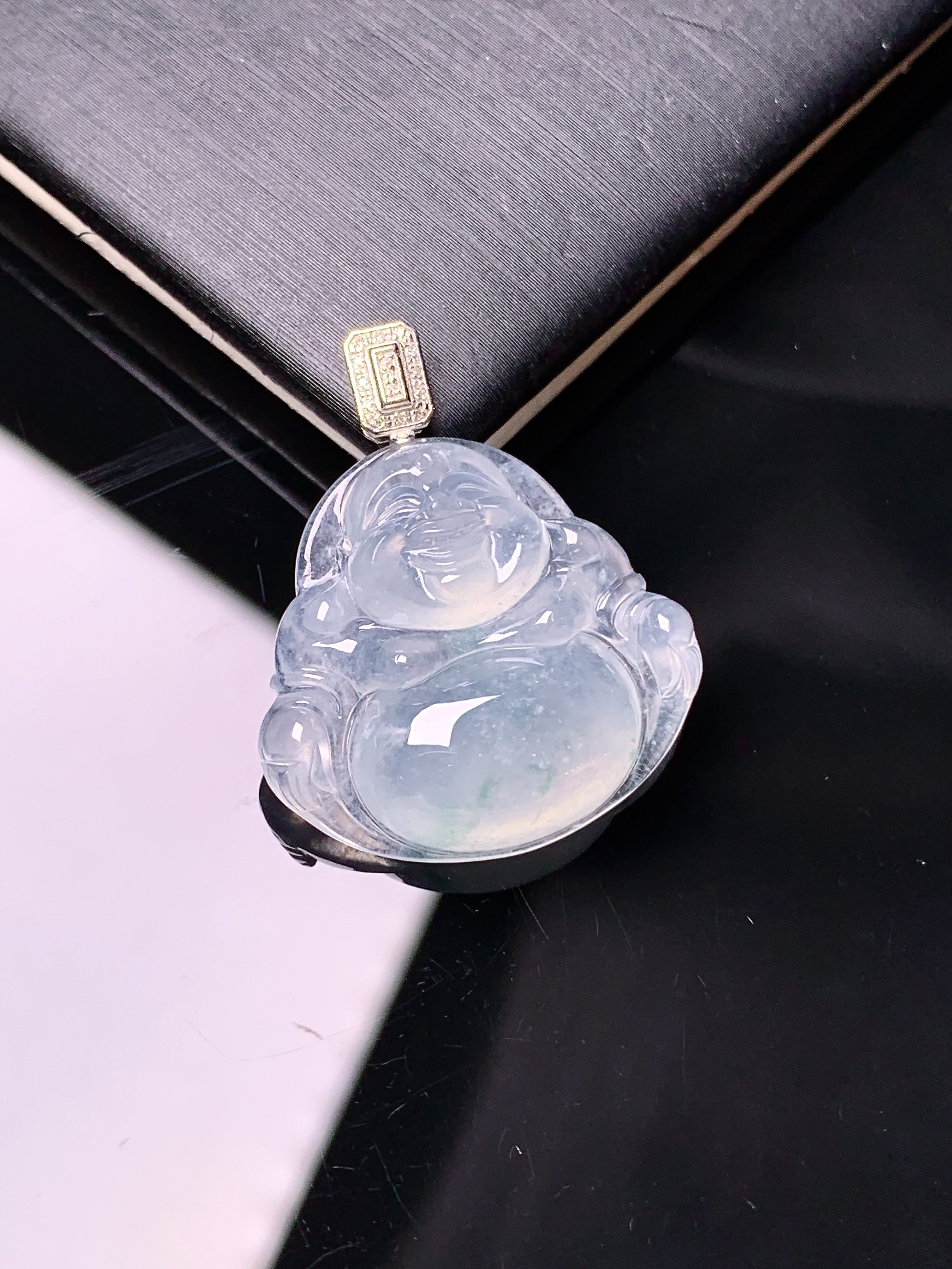 18k金钻镶嵌冰种佛公吊坠 玉质细腻 色泽艳丽清新 水润亮眼 整体尺寸27.3*22.8*5.8d1