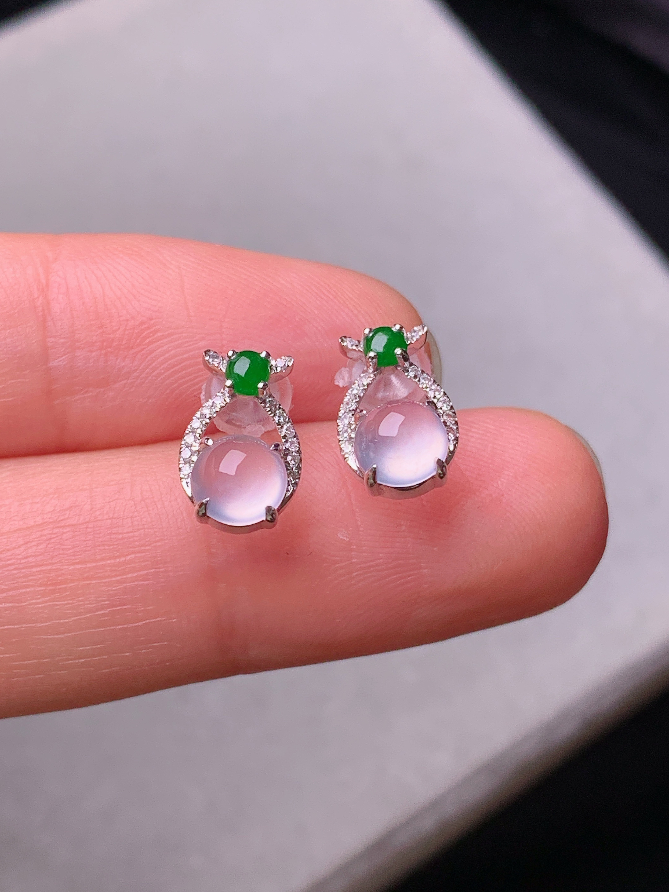 18k金钻镶嵌冰种蛋面耳钉 玉质细腻 色泽艳丽清新 水润亮眼 整体尺寸10.5*6.8*4.6b2